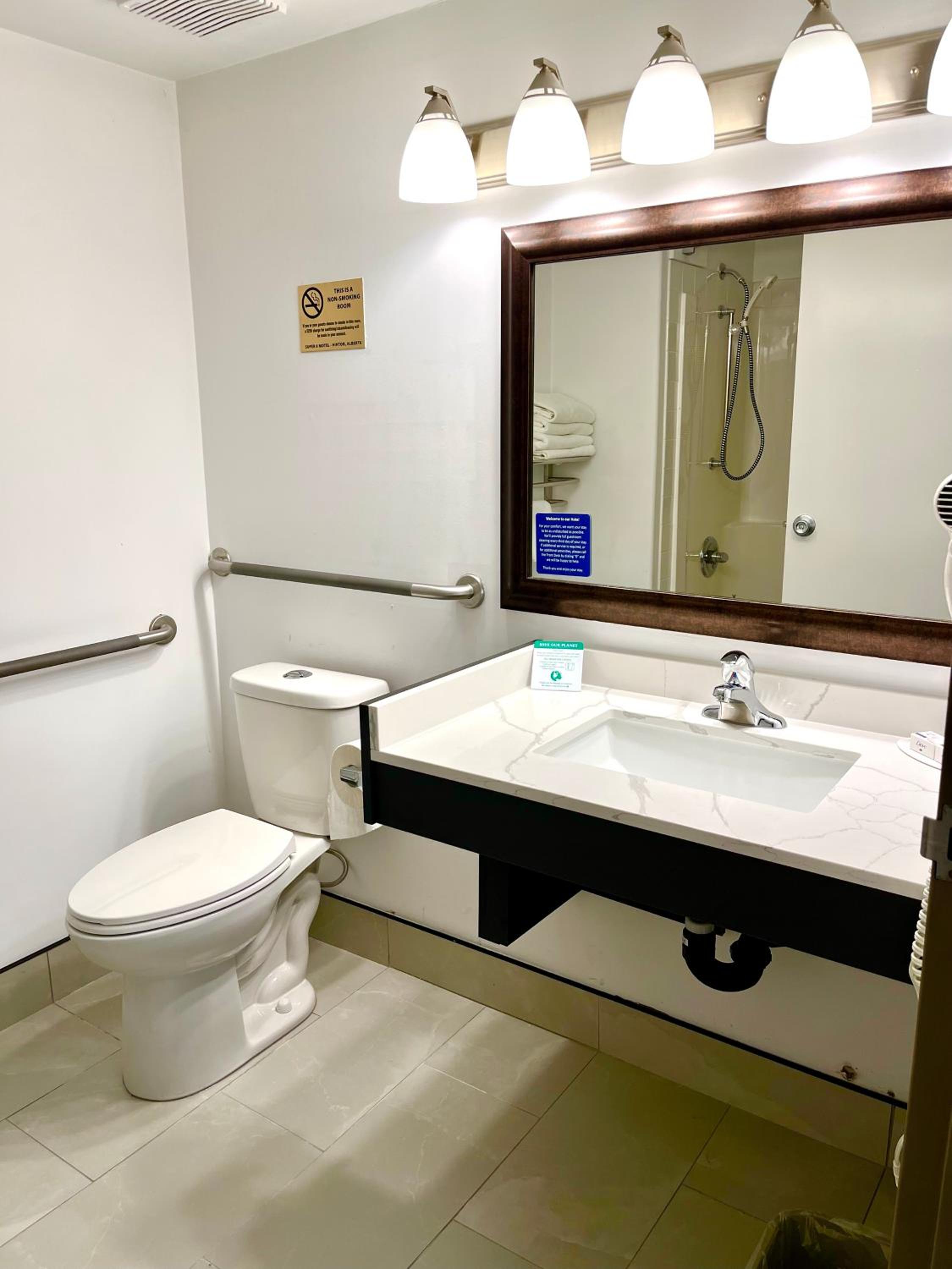 Queen Room - Disability Access - Non-Smoking - Photo 6