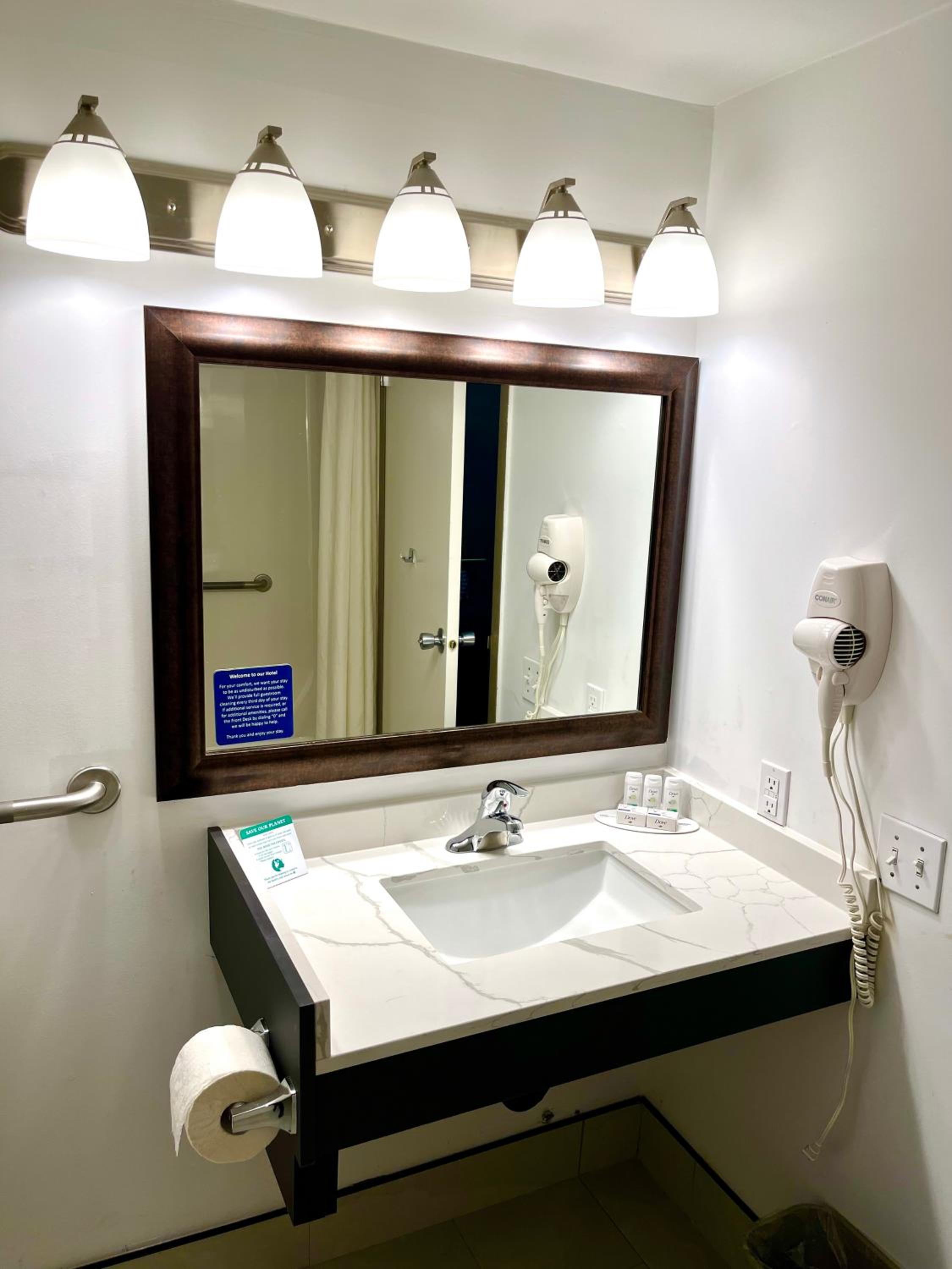 Queen Room - Disability Access - Non-Smoking - Photo 7