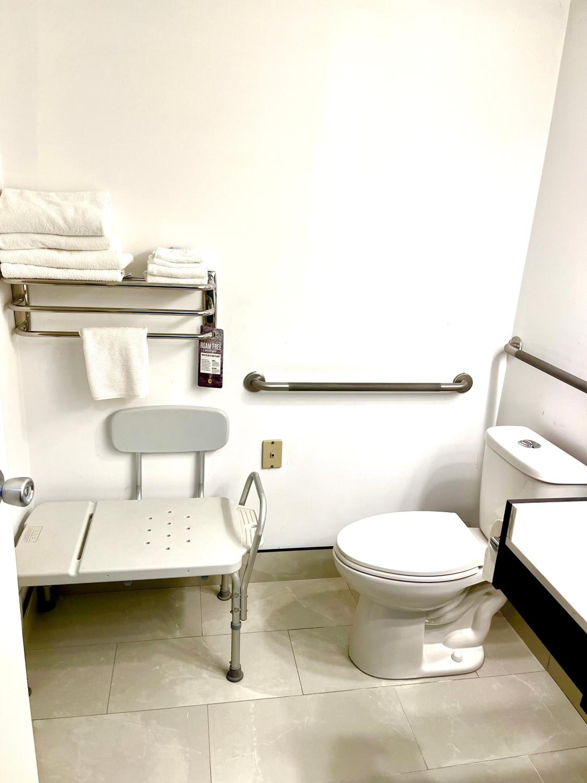 Queen Room - Disability Access - Non-Smoking - Photo 8