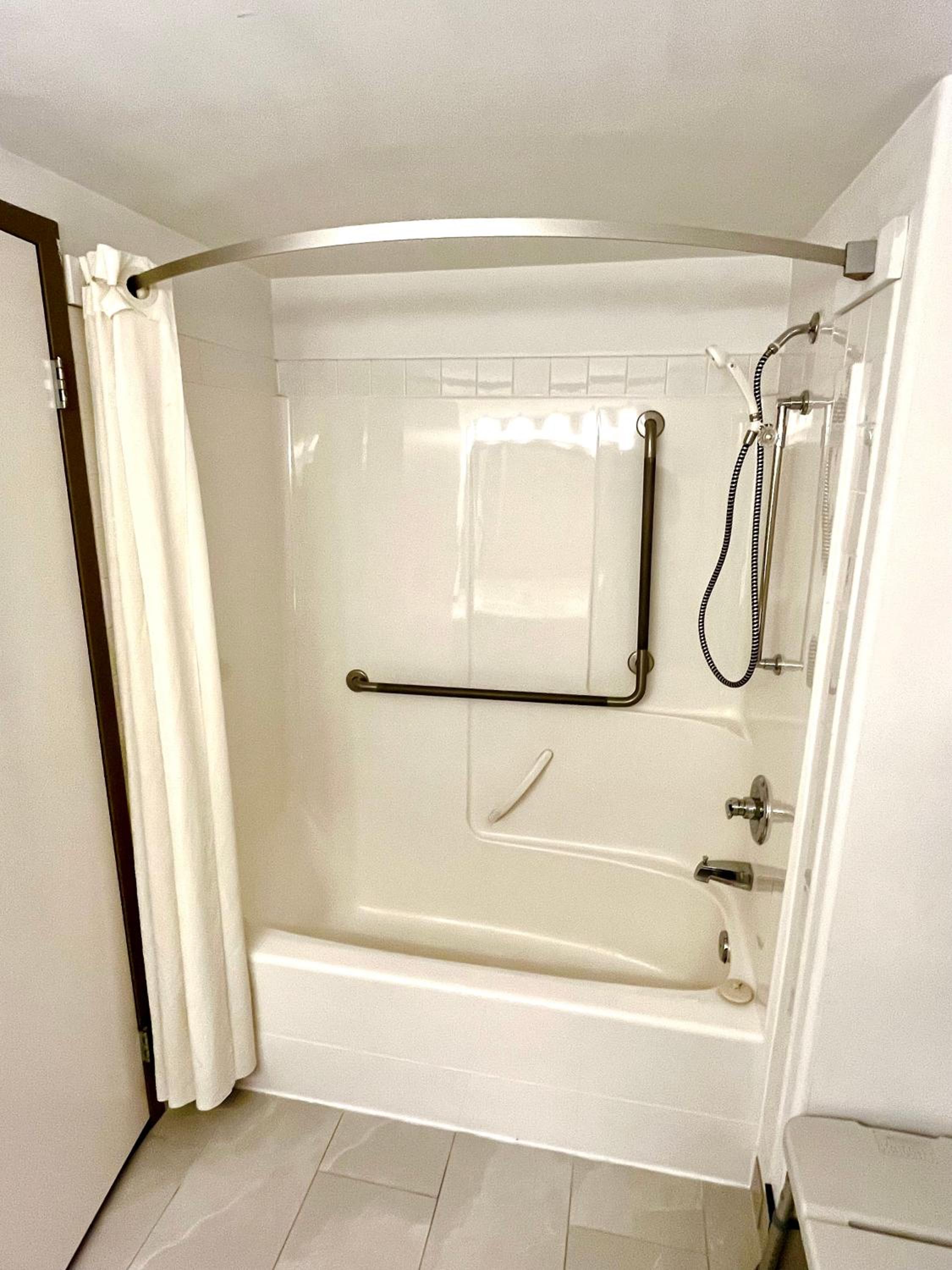 Queen Room - Disability Access - Non-Smoking - Photo 9