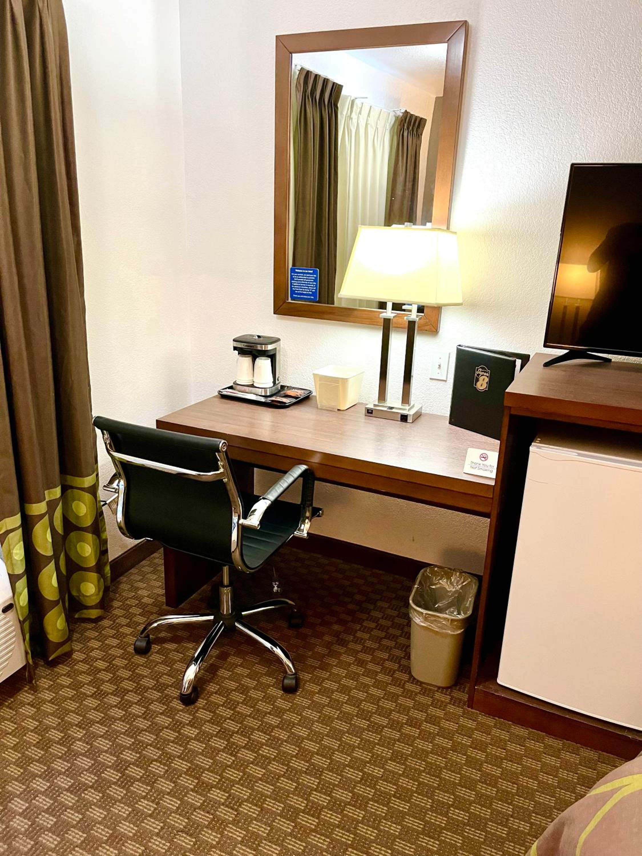 Queen Room - Disability Access - Non-Smoking - Photo 10