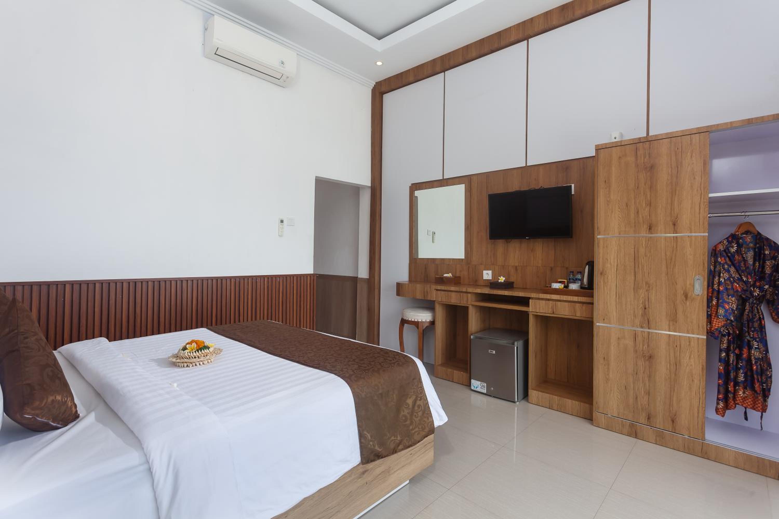Deluxe Room with Pool Access - Photo 3