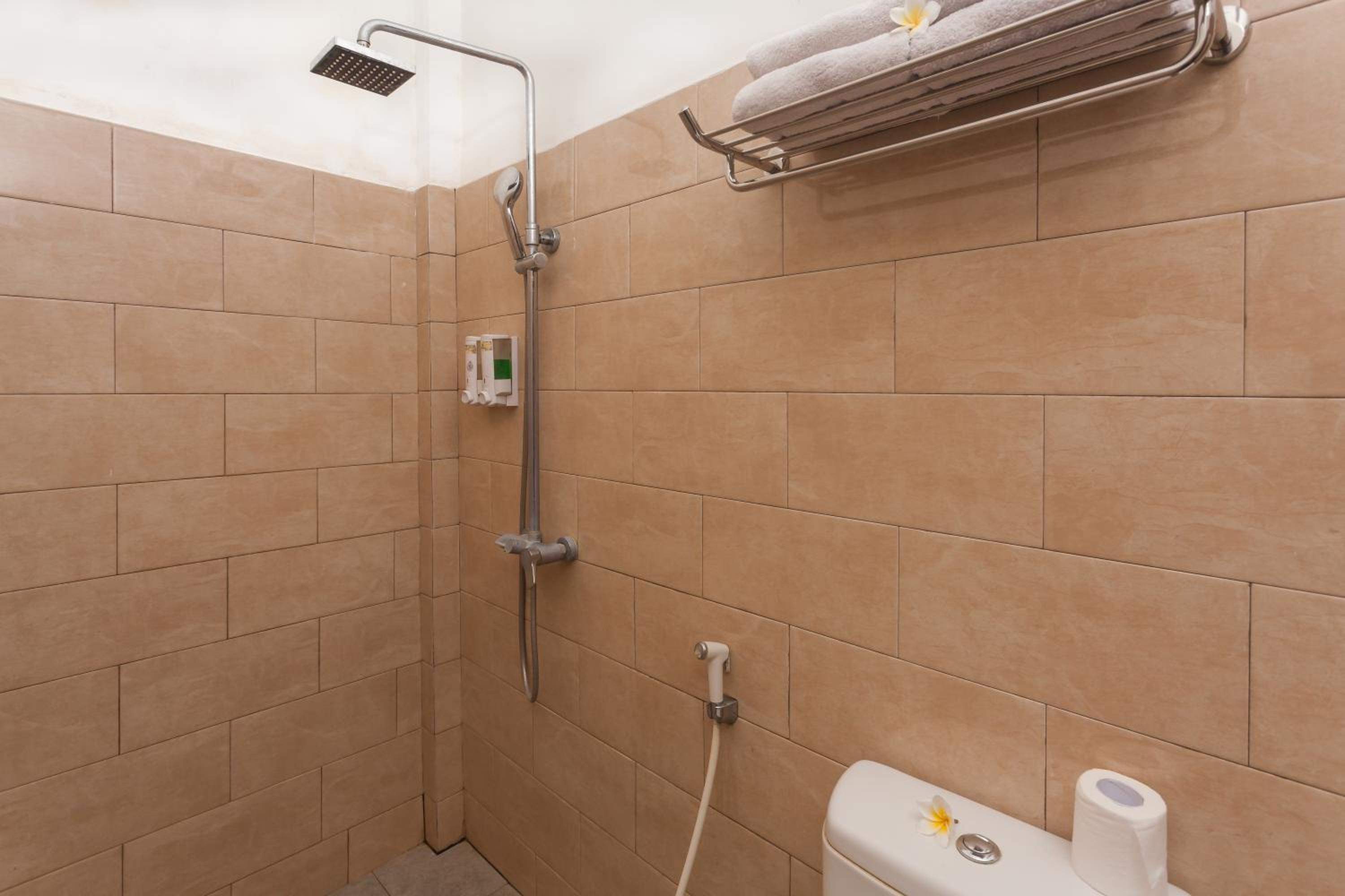 Deluxe Room with Pool Access - Photo 7