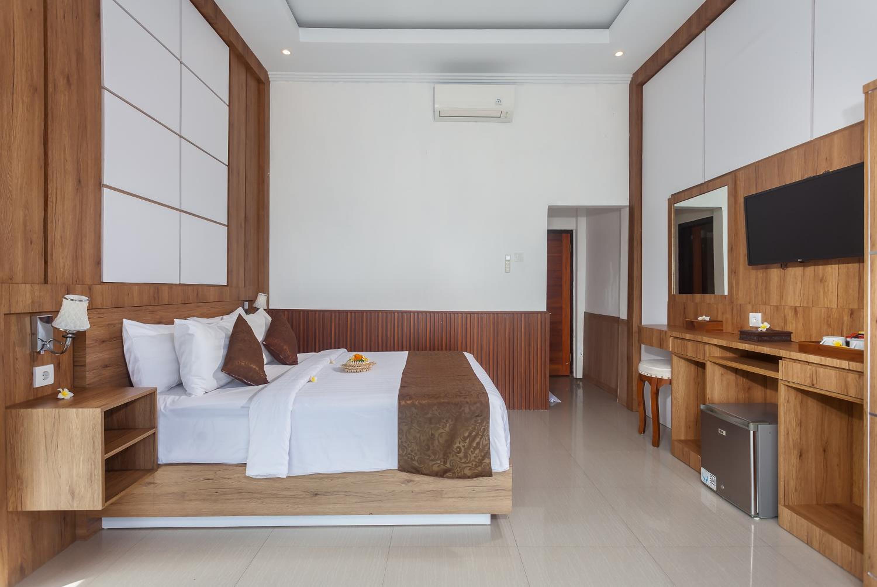 Deluxe Room with Pool Access - Photo 2