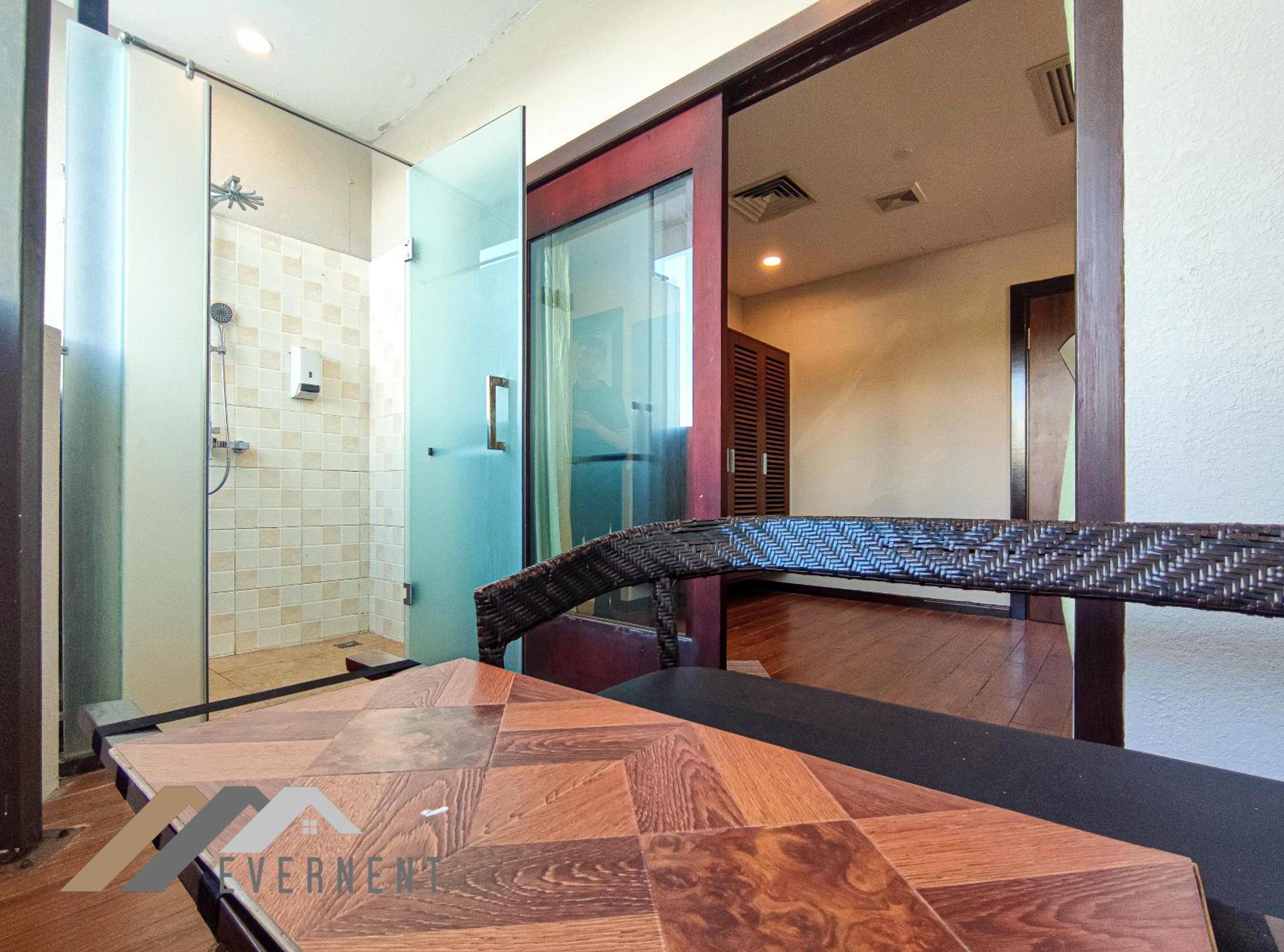 Family Room with Private Bathroom - Photo 5