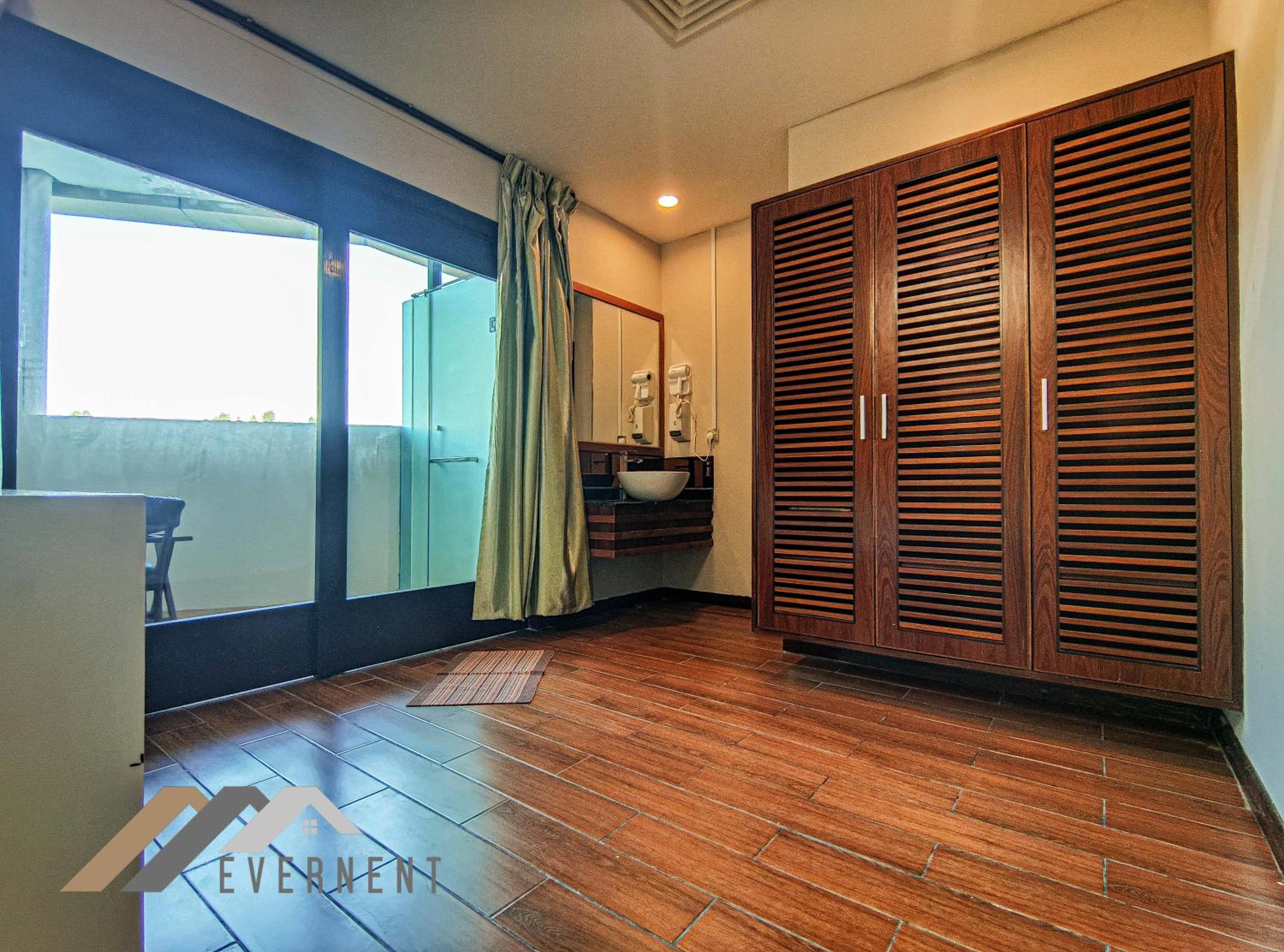 Family Room with Private Bathroom - Photo 4