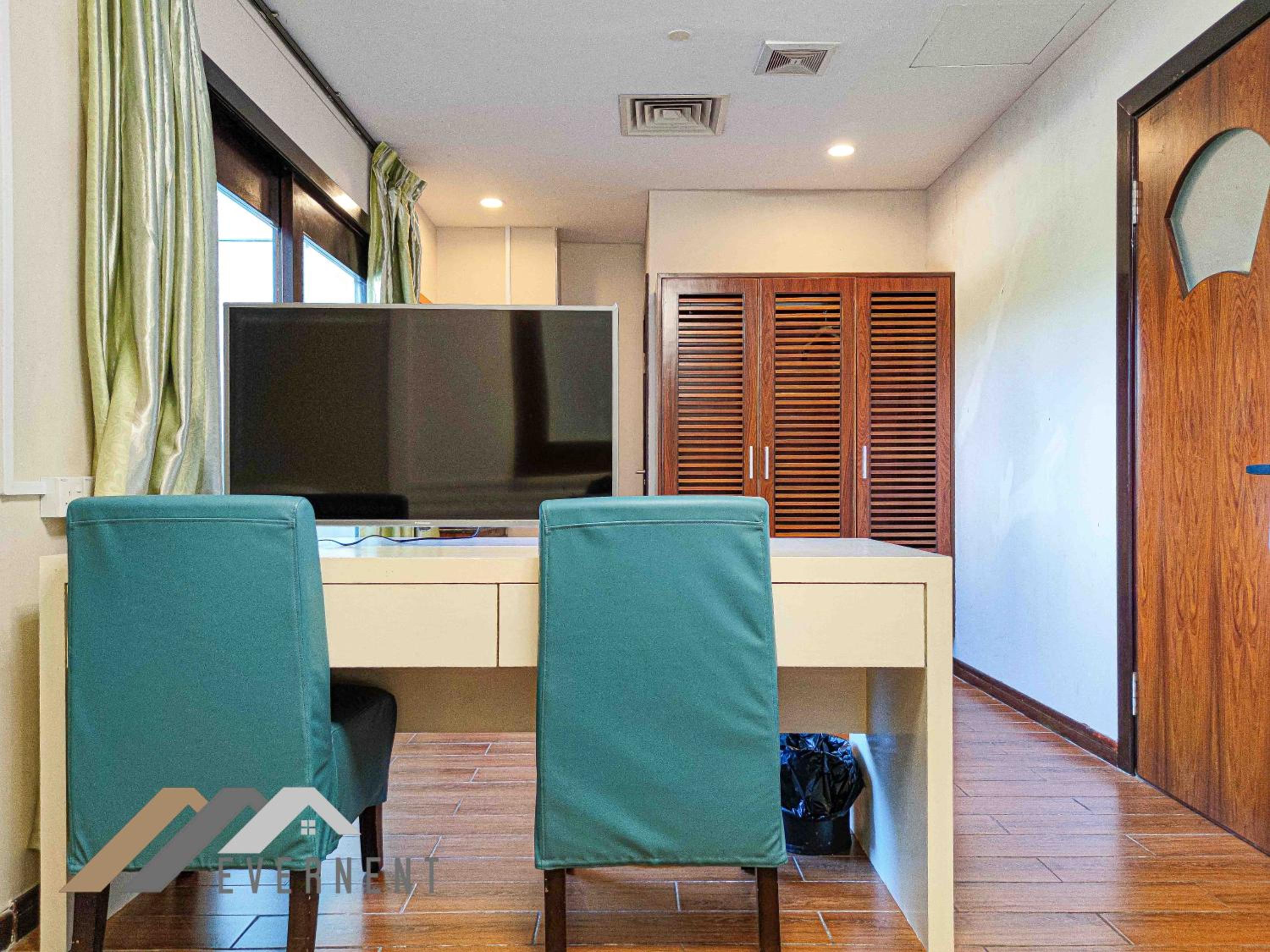 Family Room with Private Bathroom - Photo 3
