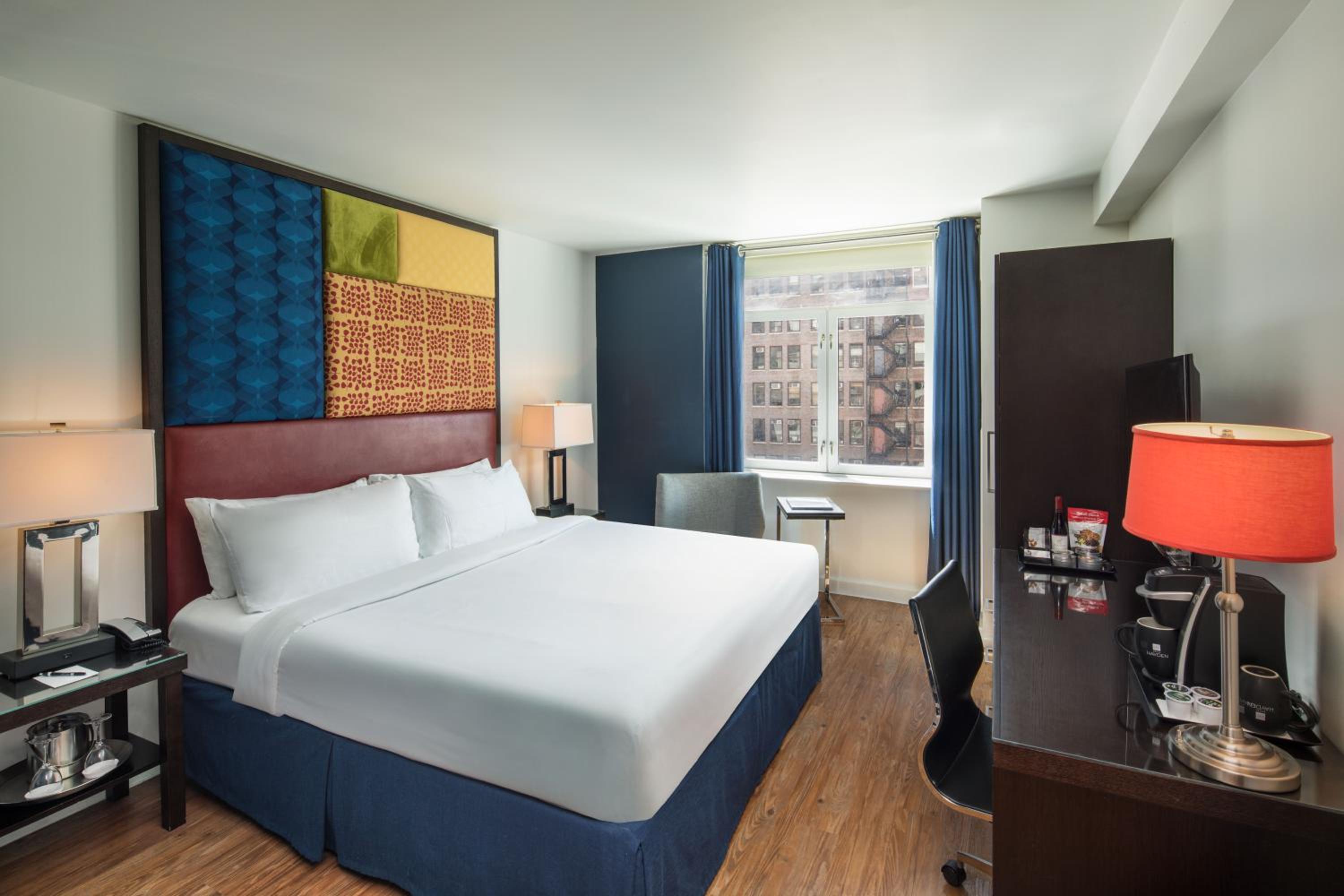 Superior King Room thumbnail 6