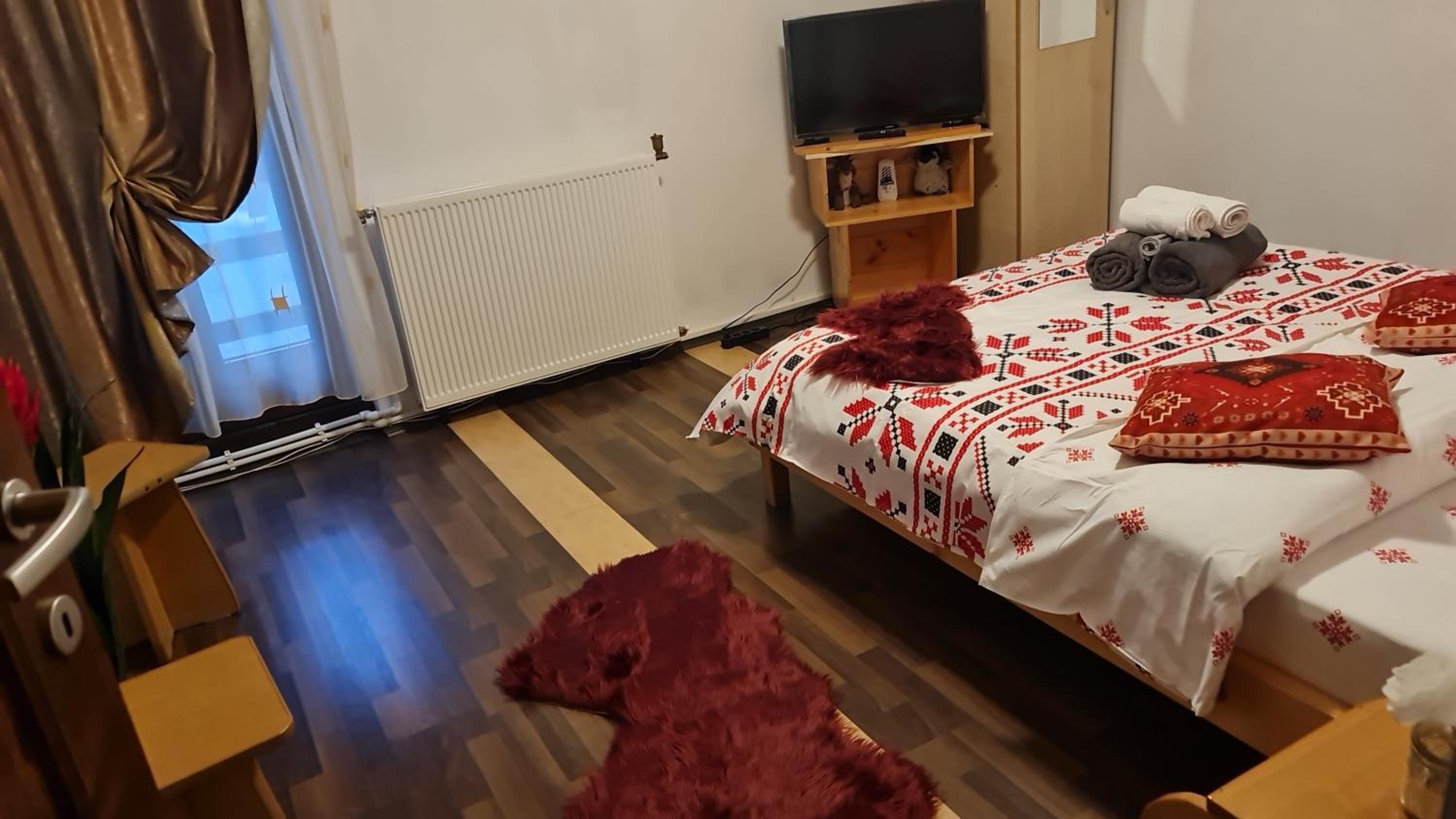 Six-Bedroom House photo 1