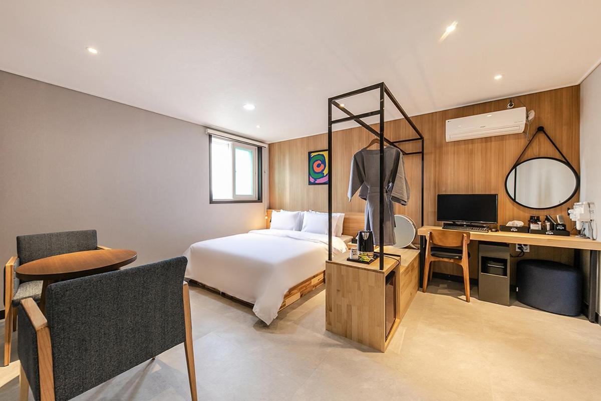 Deluxe Double Room - Photo 23