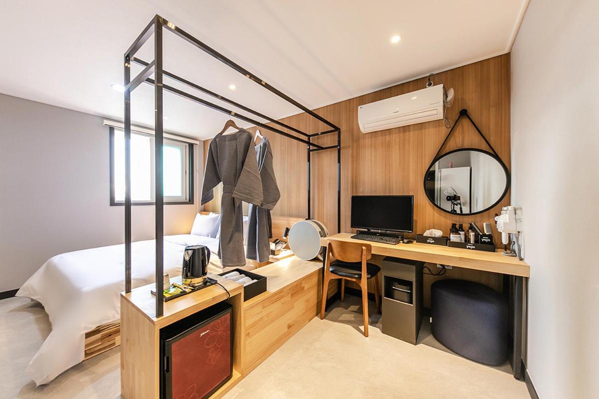 Deluxe Double Room - Photo 11