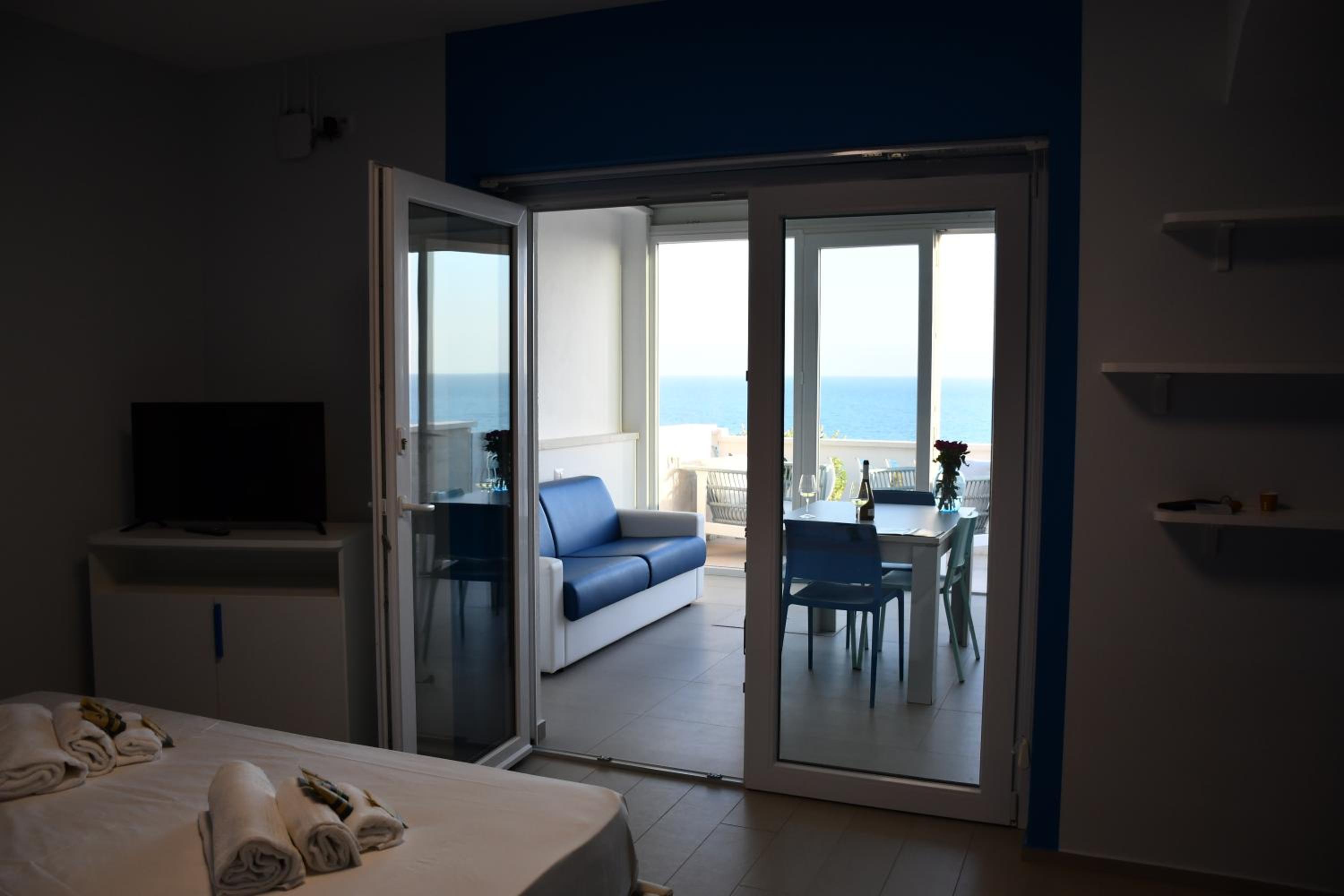 Superior Suite with Sea View - Photo 2