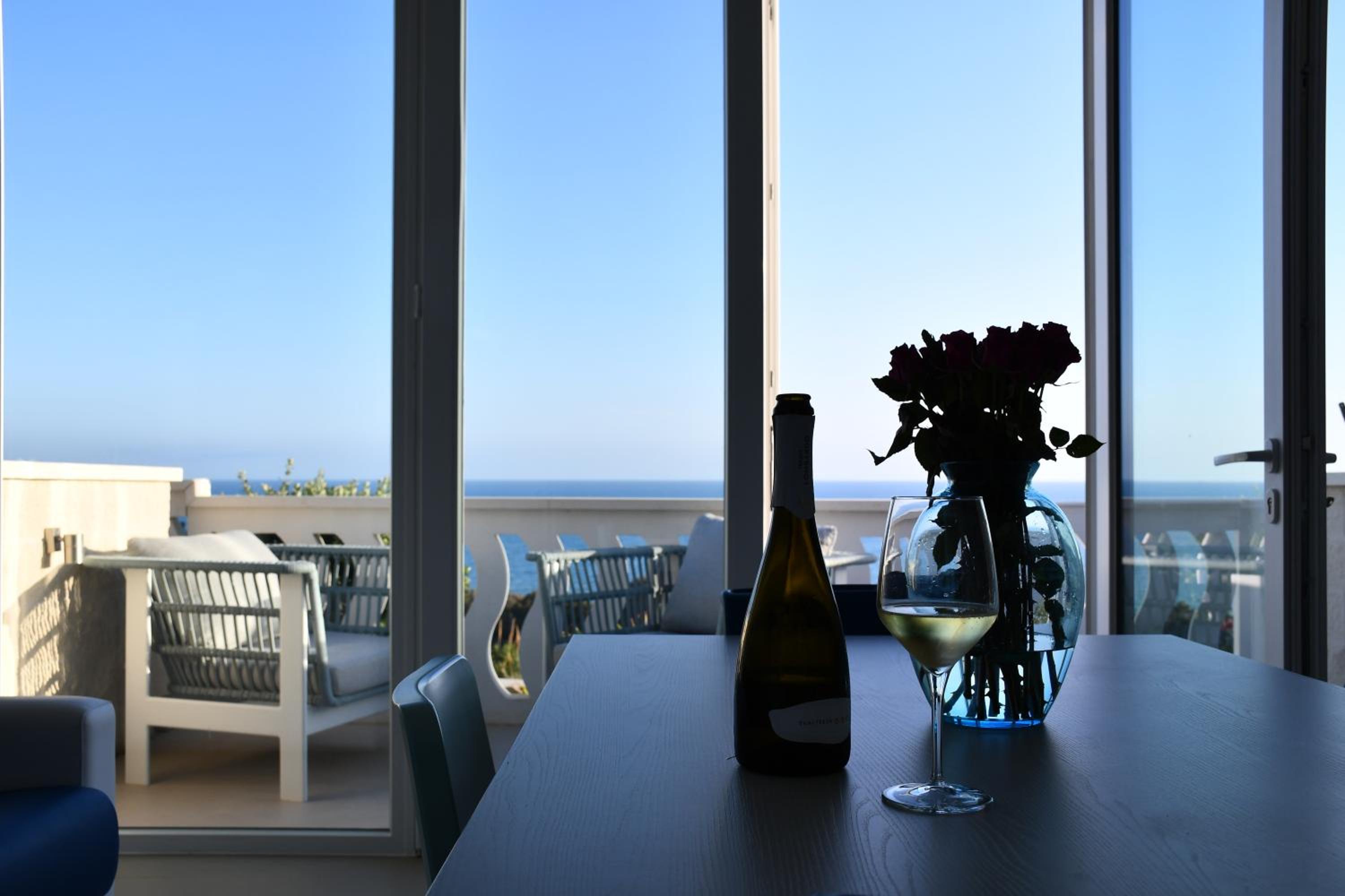 Superior Suite with Sea View - Photo 3