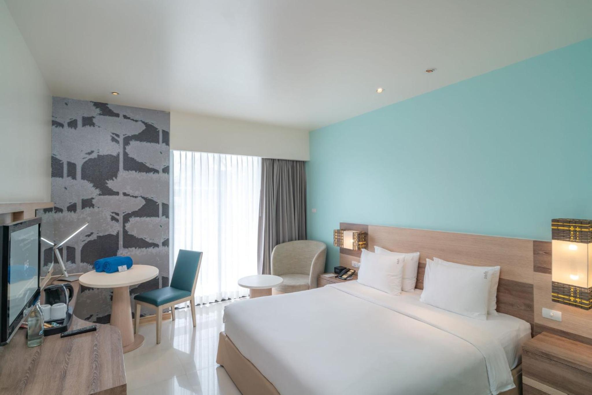 Standard King Room with Free Breakfast - Accessible photo 3