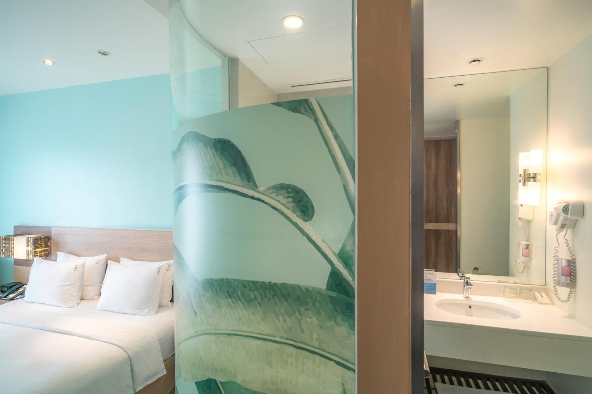 Standard King Room with Pool View and Free Breakfast photo 3