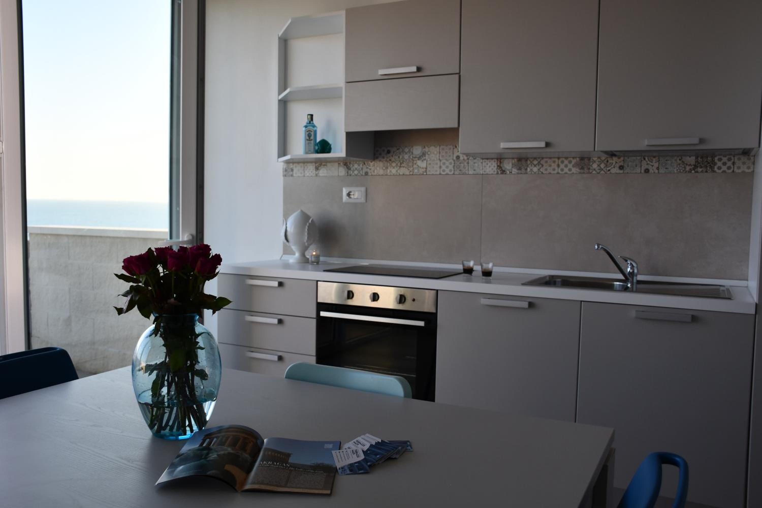 Superior Suite with Sea View - Photo 13