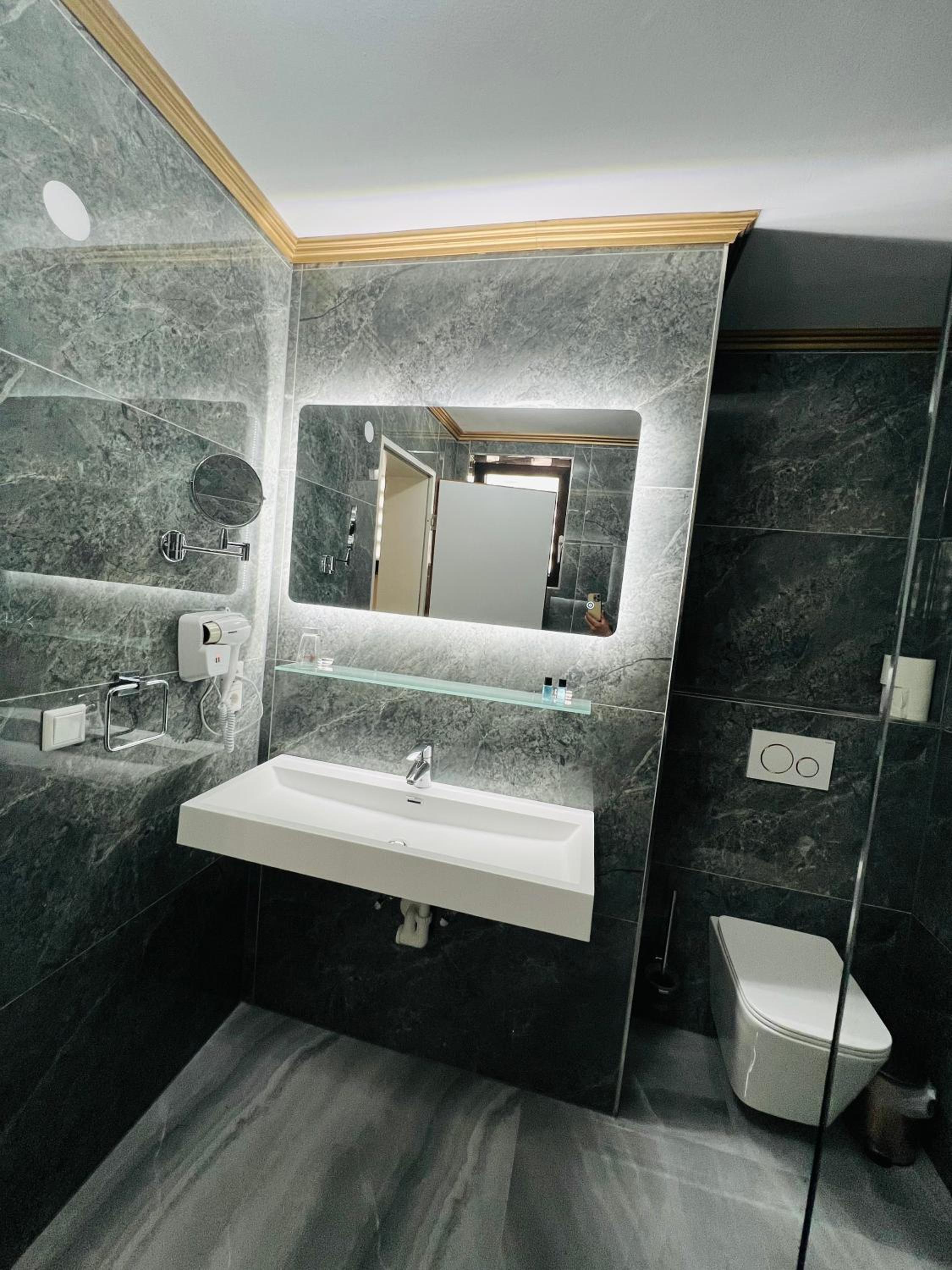 Double Room with Private Bathroom - Photo 22