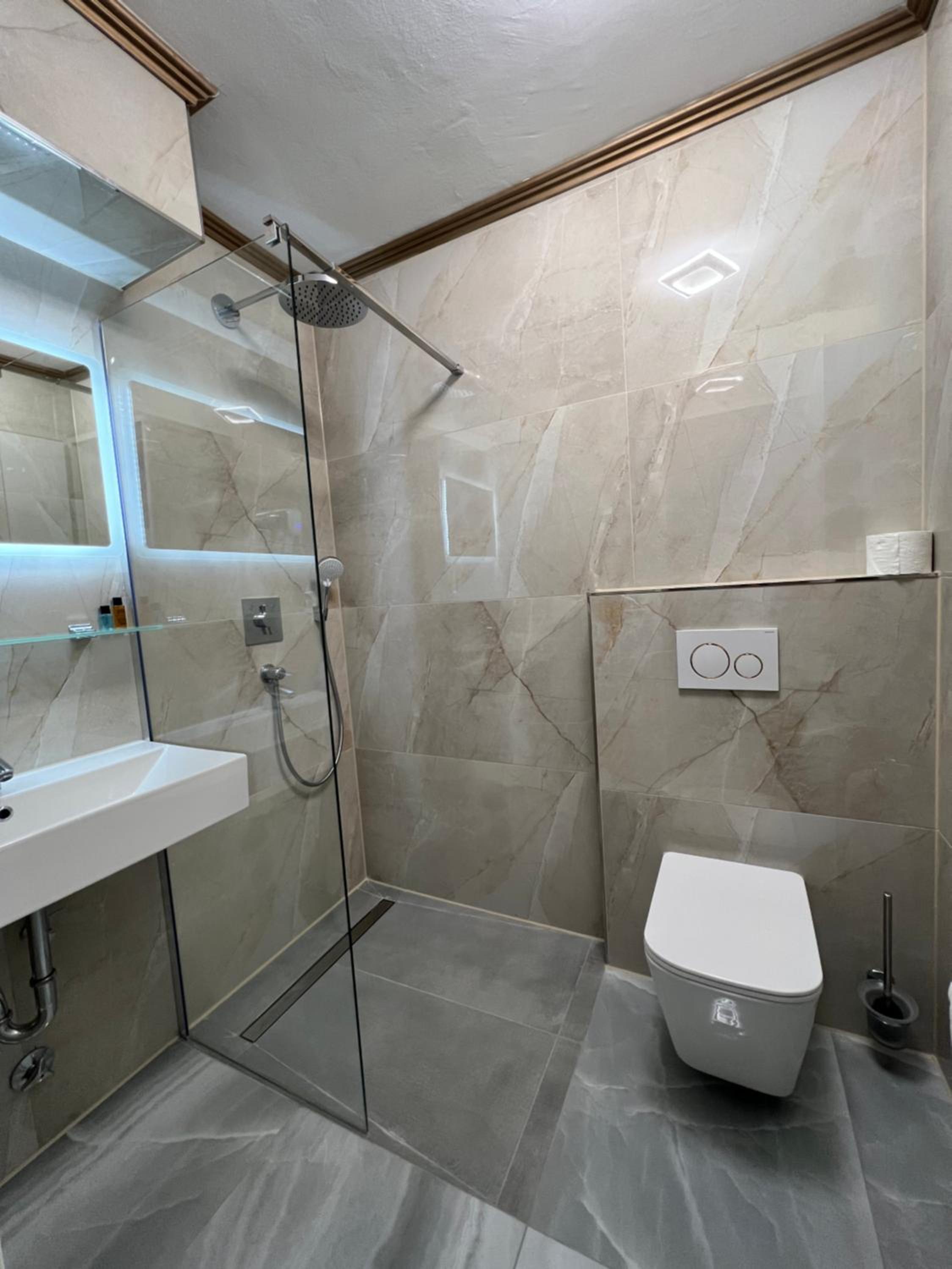 Double Room with Private Bathroom - Photo 21