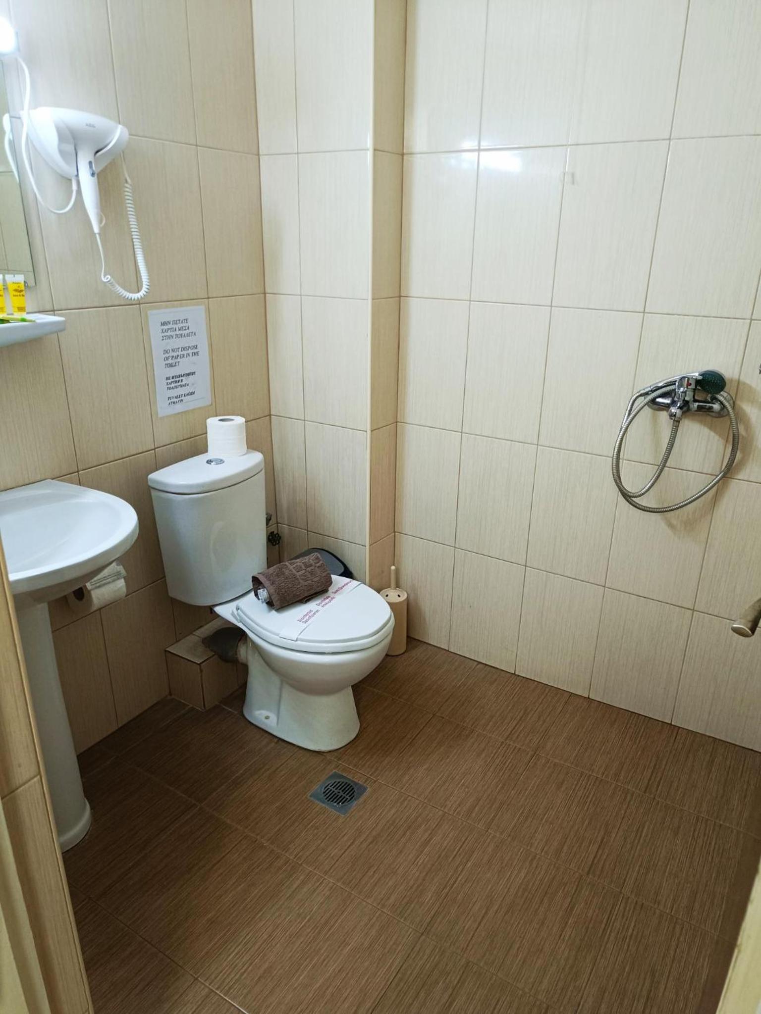 Economy Triple Room photo 3