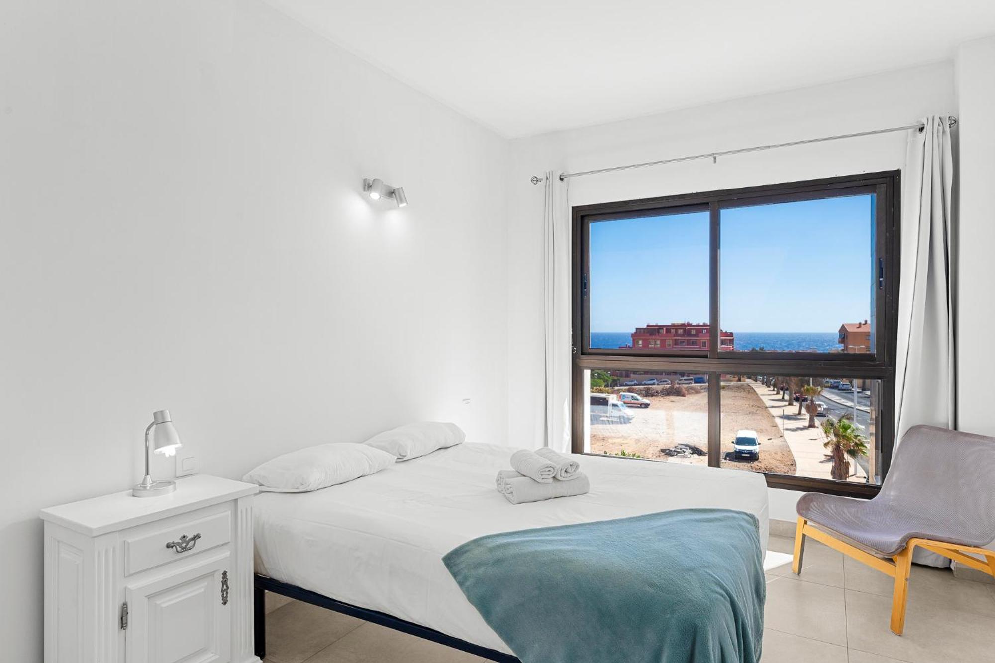 Apartamento de dos habitaciones con terraza y vista al mar