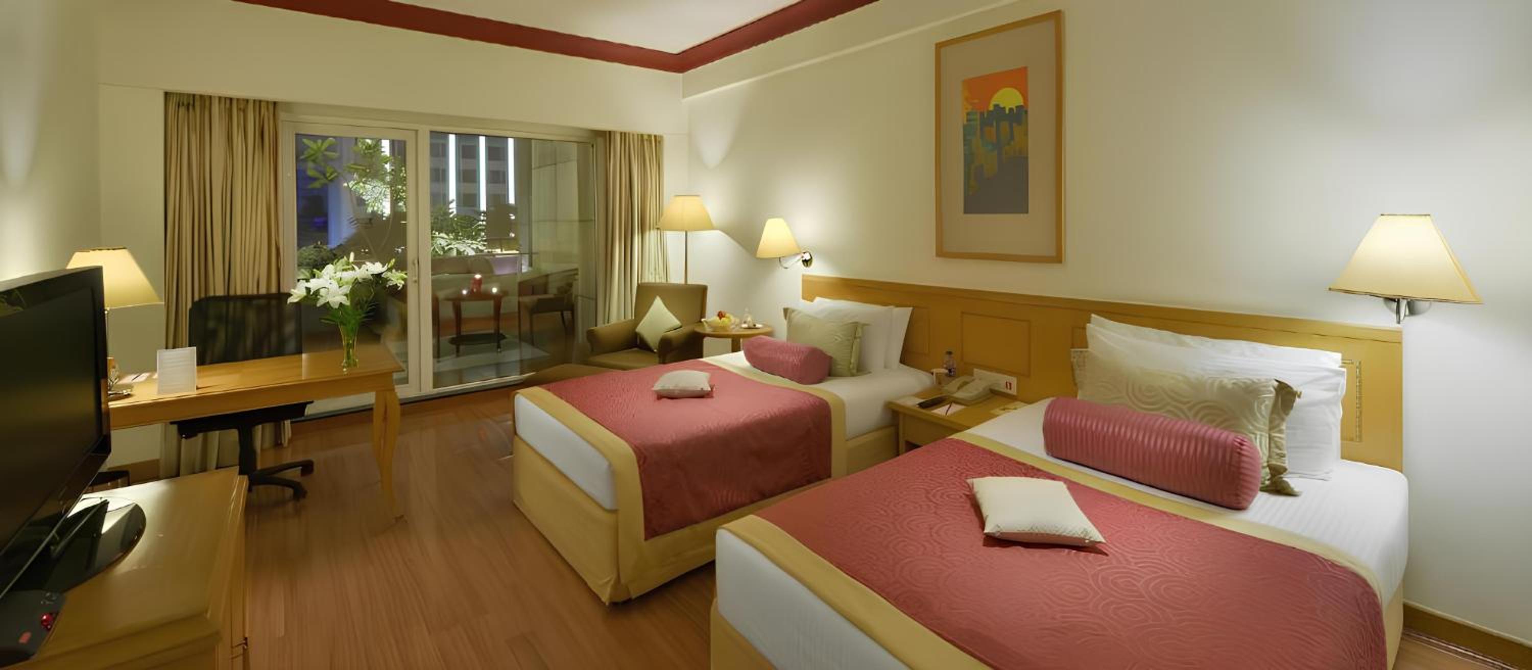 Deluxe Room Twin Bed with City View - Photo 6