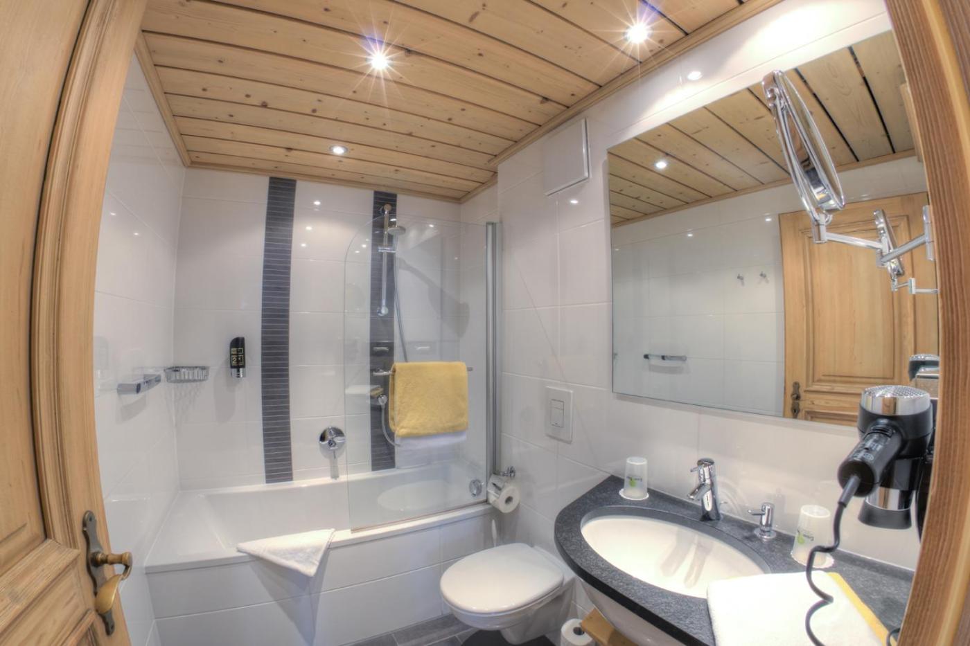 Deluxe Double Room with Bath photo 3