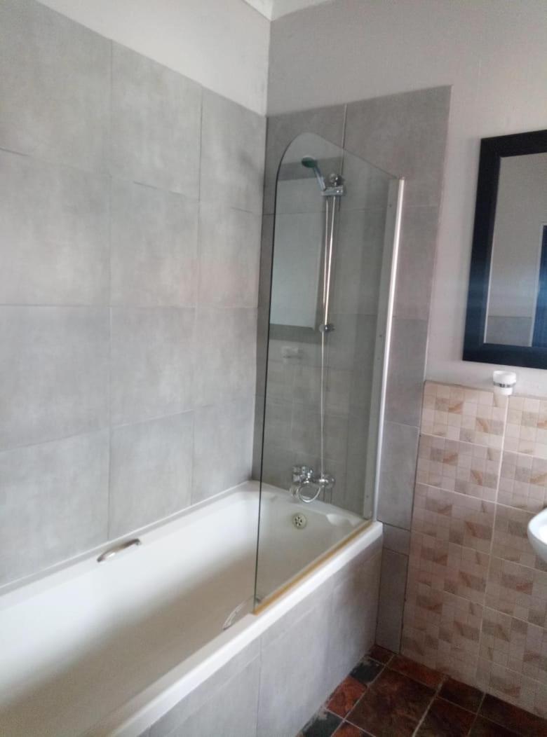 Queen Room - Photo 11