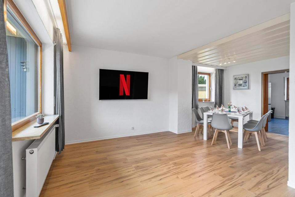 Five-Bedroom House photo 3