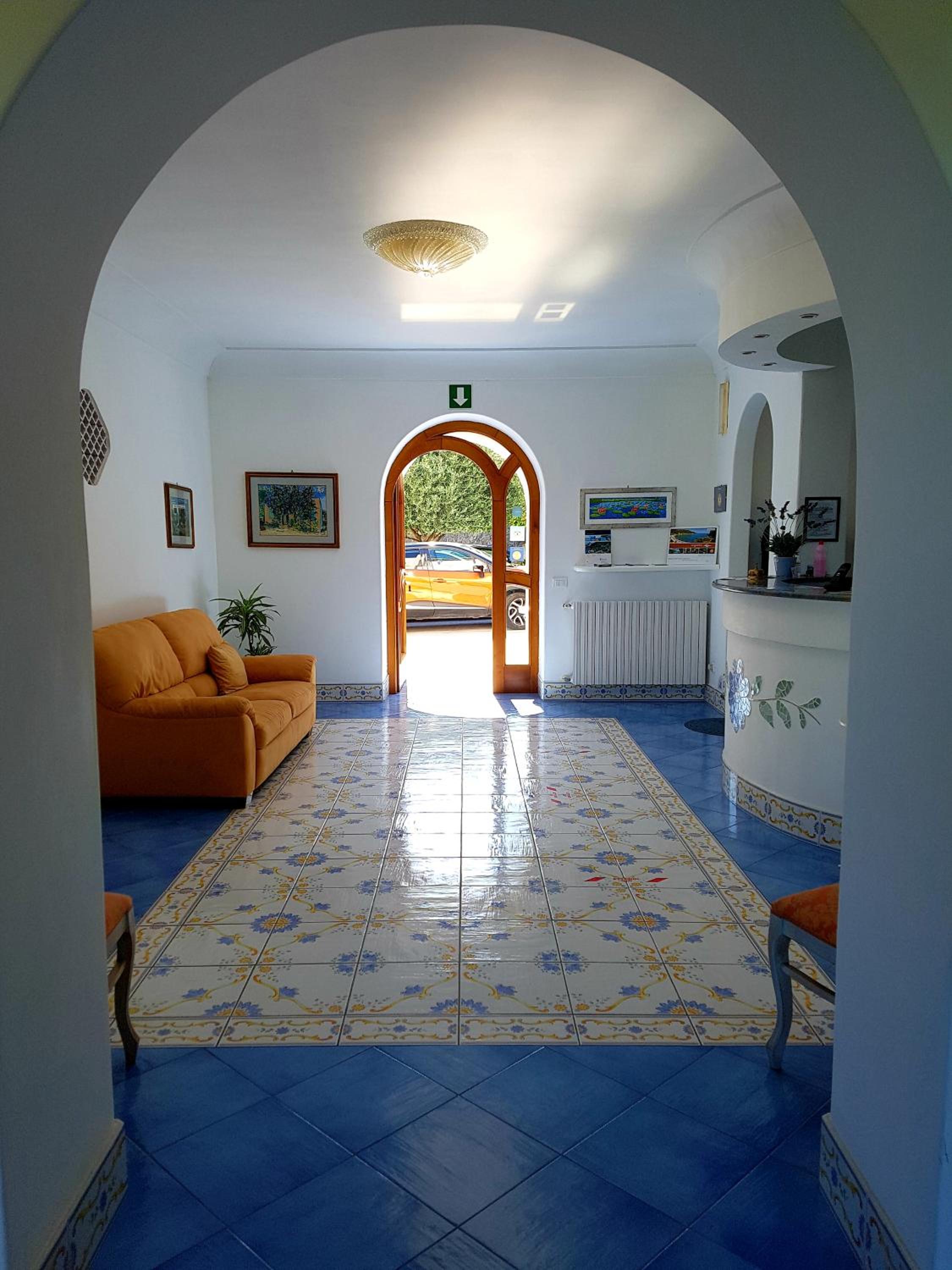 Double Room with Balcony - Photo 10