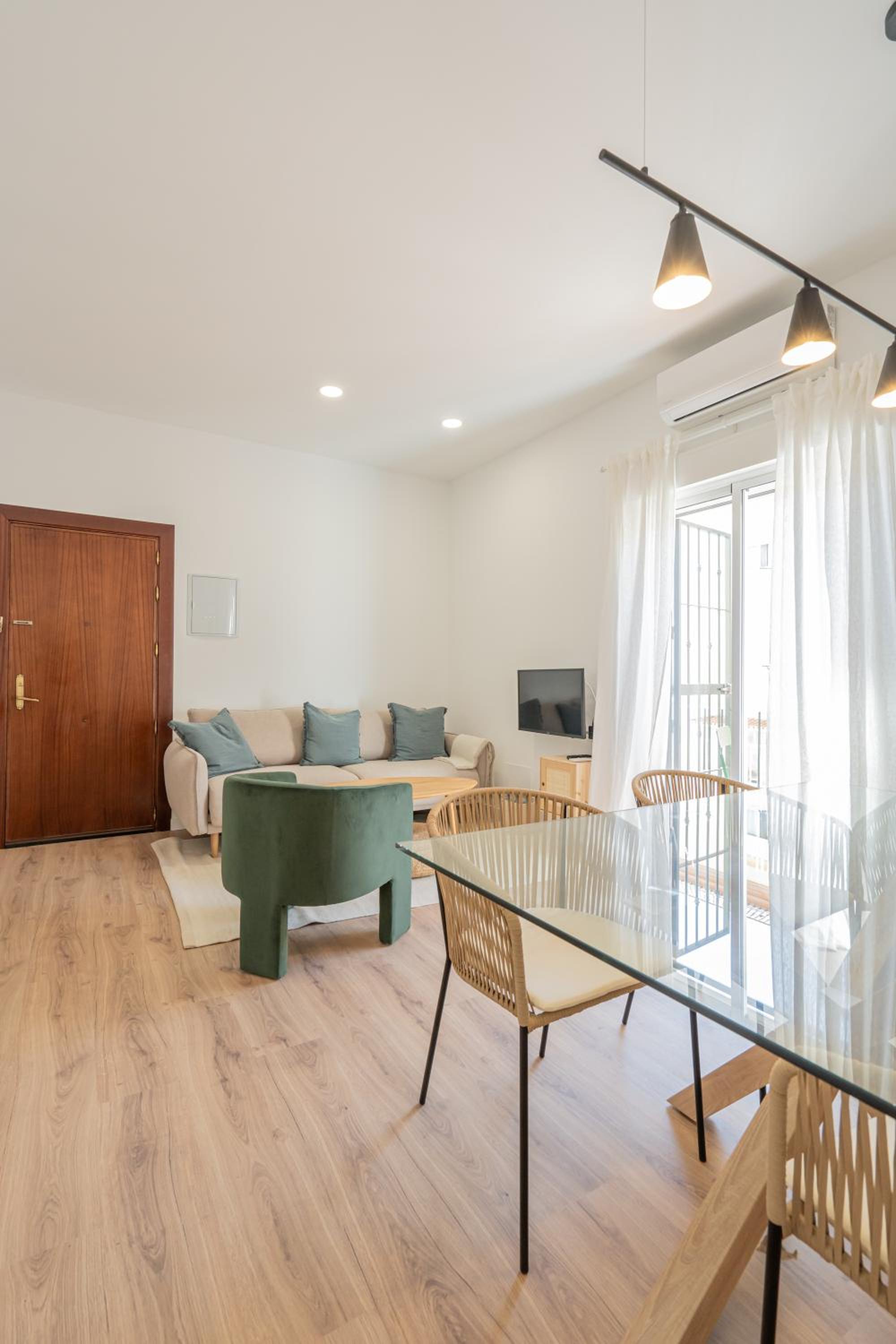 Apartamento de tres habitaciones con balcón