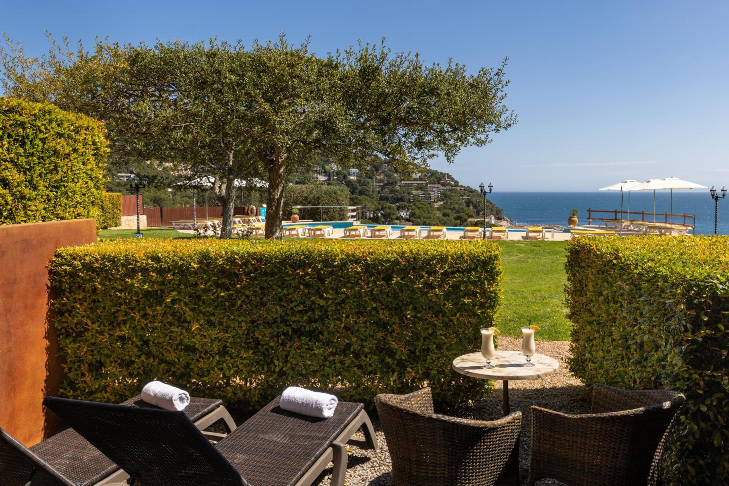 Deluxe Double Room with Garden and Sea View photo 3