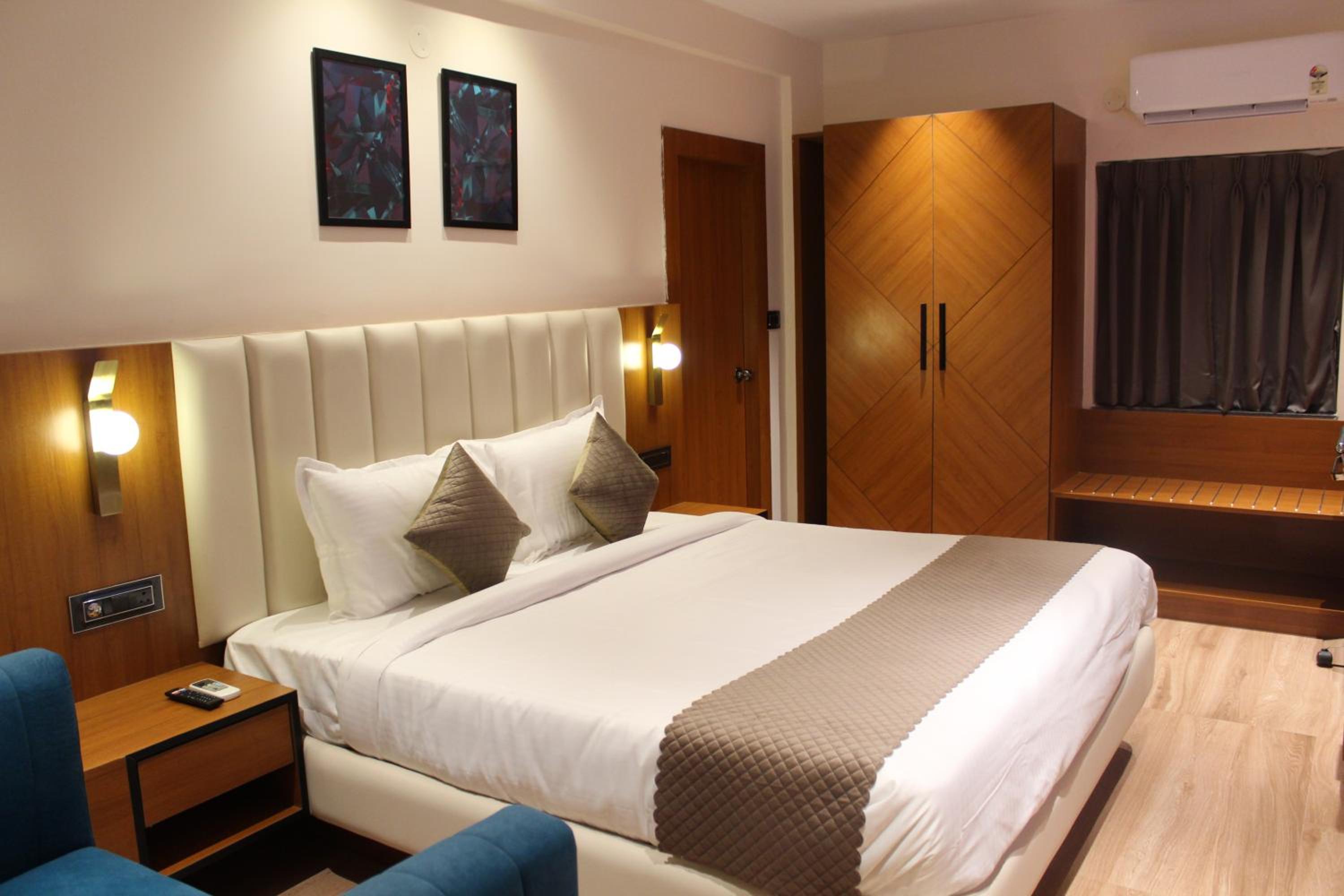Deluxe King Room - Photo 2