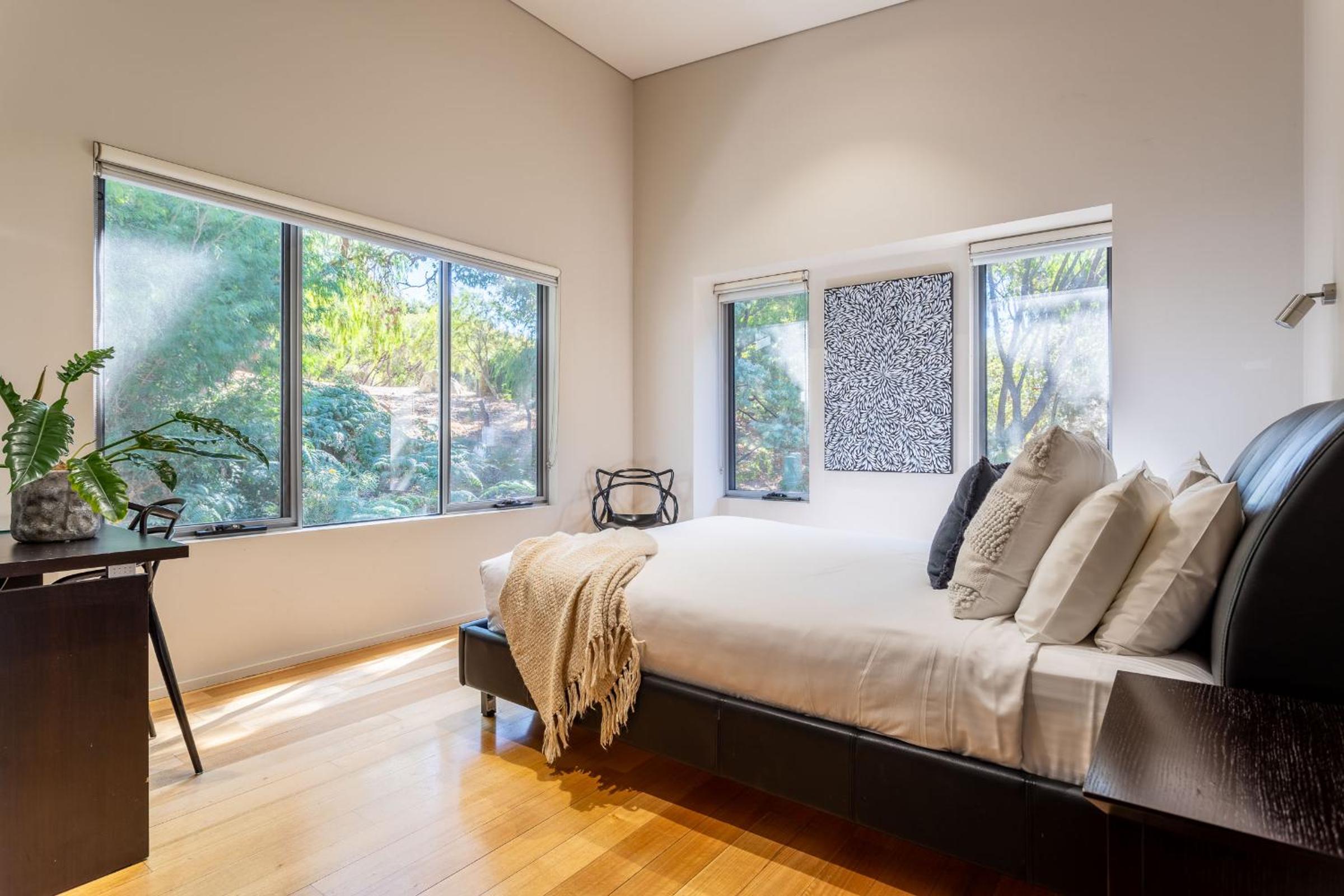 Five-Bedroom House photo 2