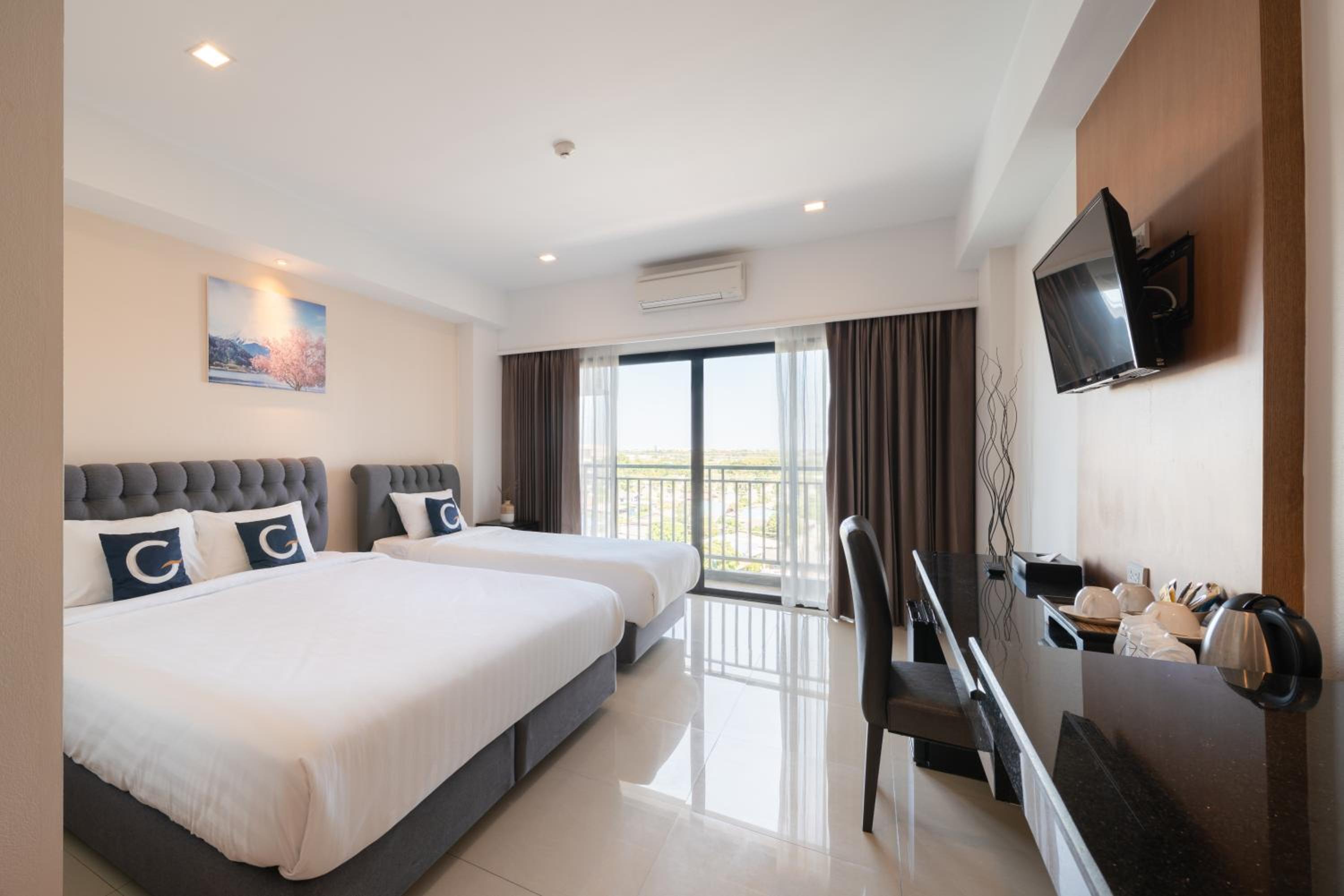 Deluxe Triple Room with Balcony photo 1
