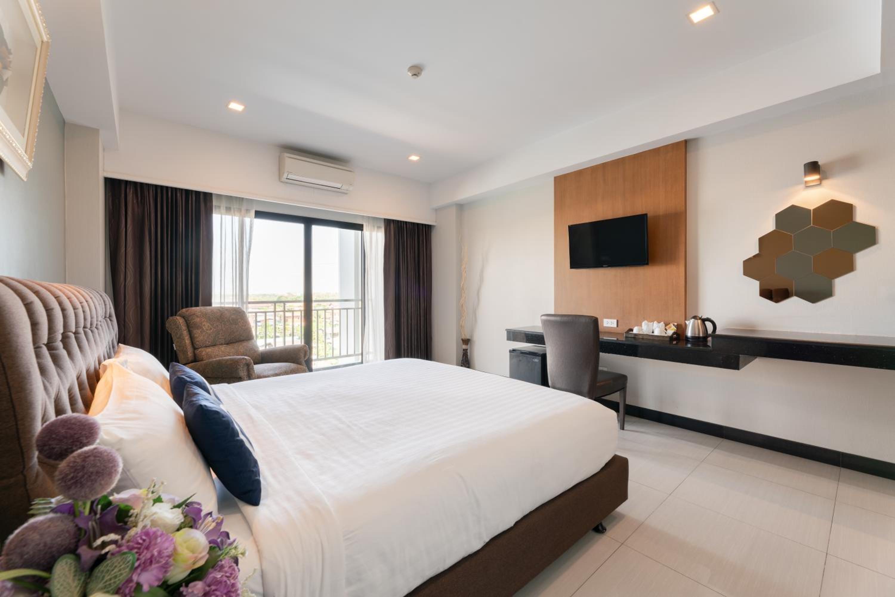 Deluxe Double Room with Balcony - Free Airport Shuttle photo 1