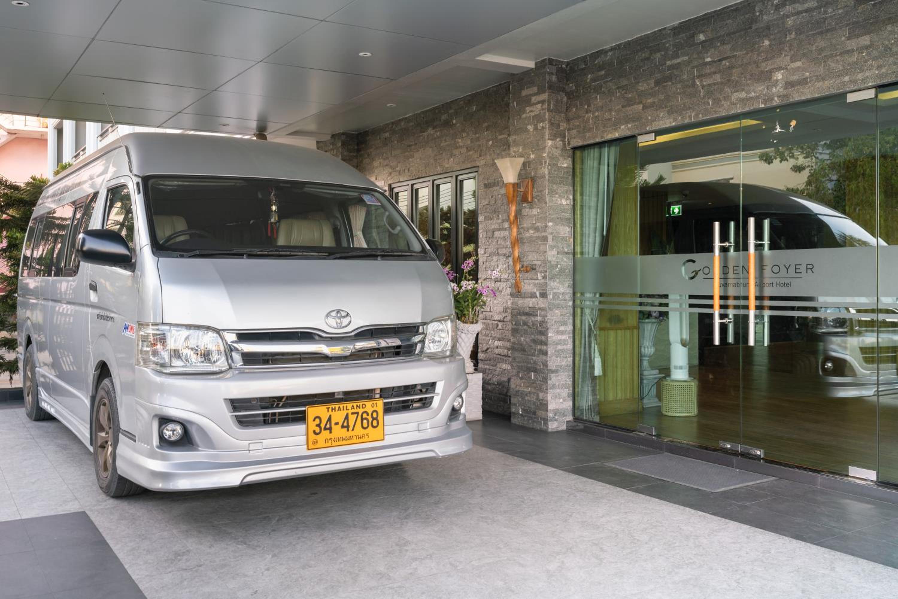 Deluxe Double Room with Balcony - Free Airport Shuttle photo 2