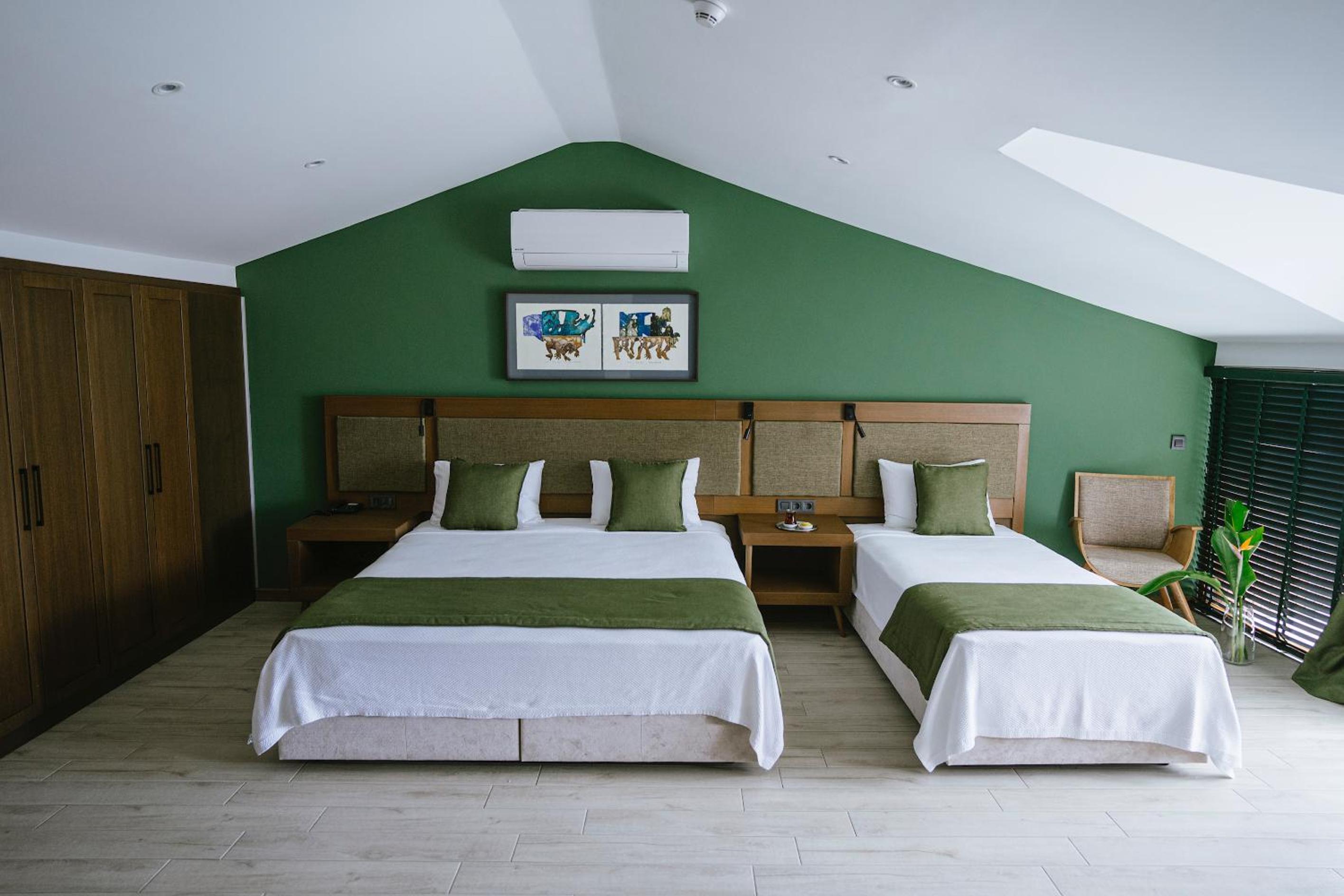 Deluxe Triple Room with Sea View - Photo 9
