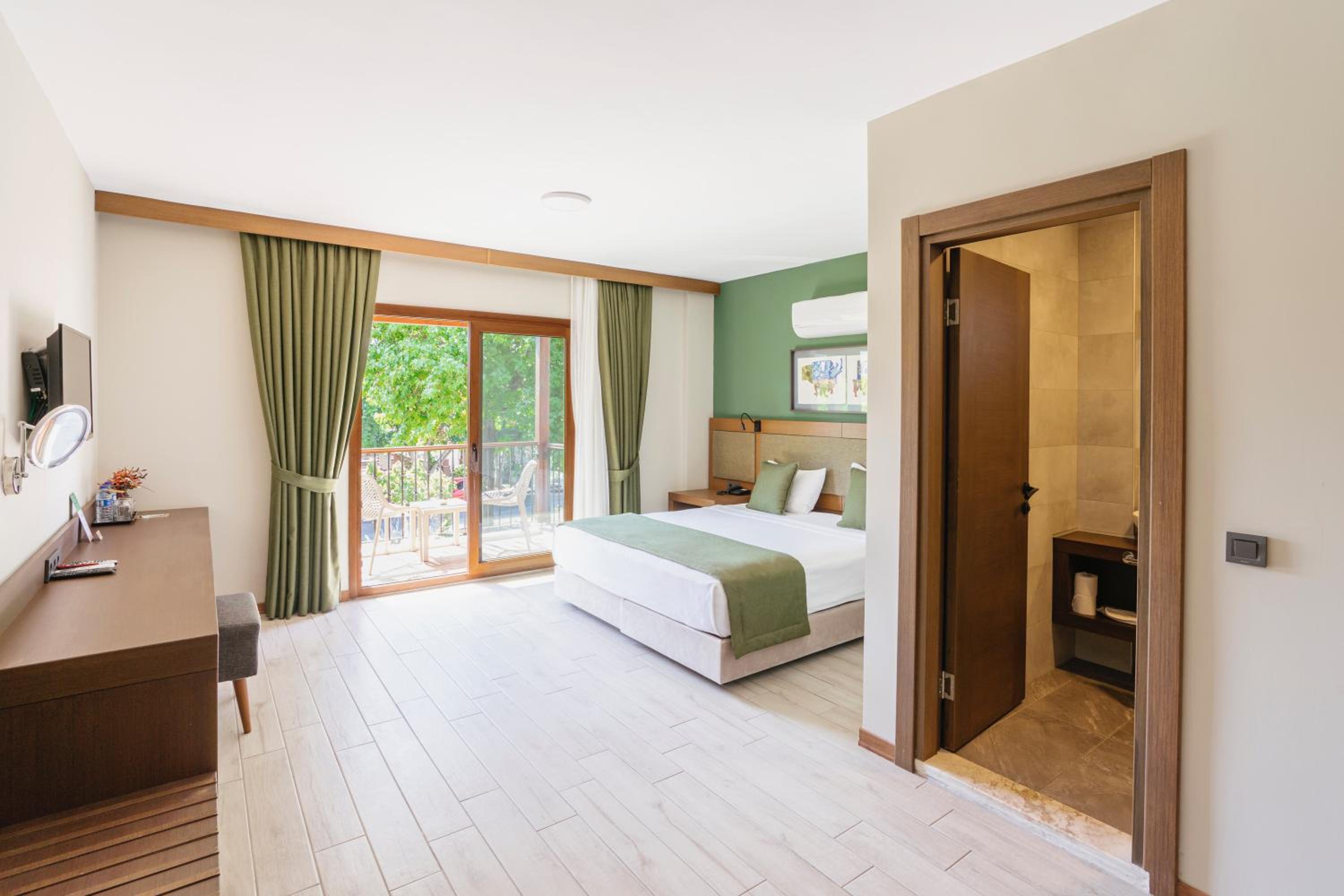 Deluxe Double Room with Balcony - Photo 5