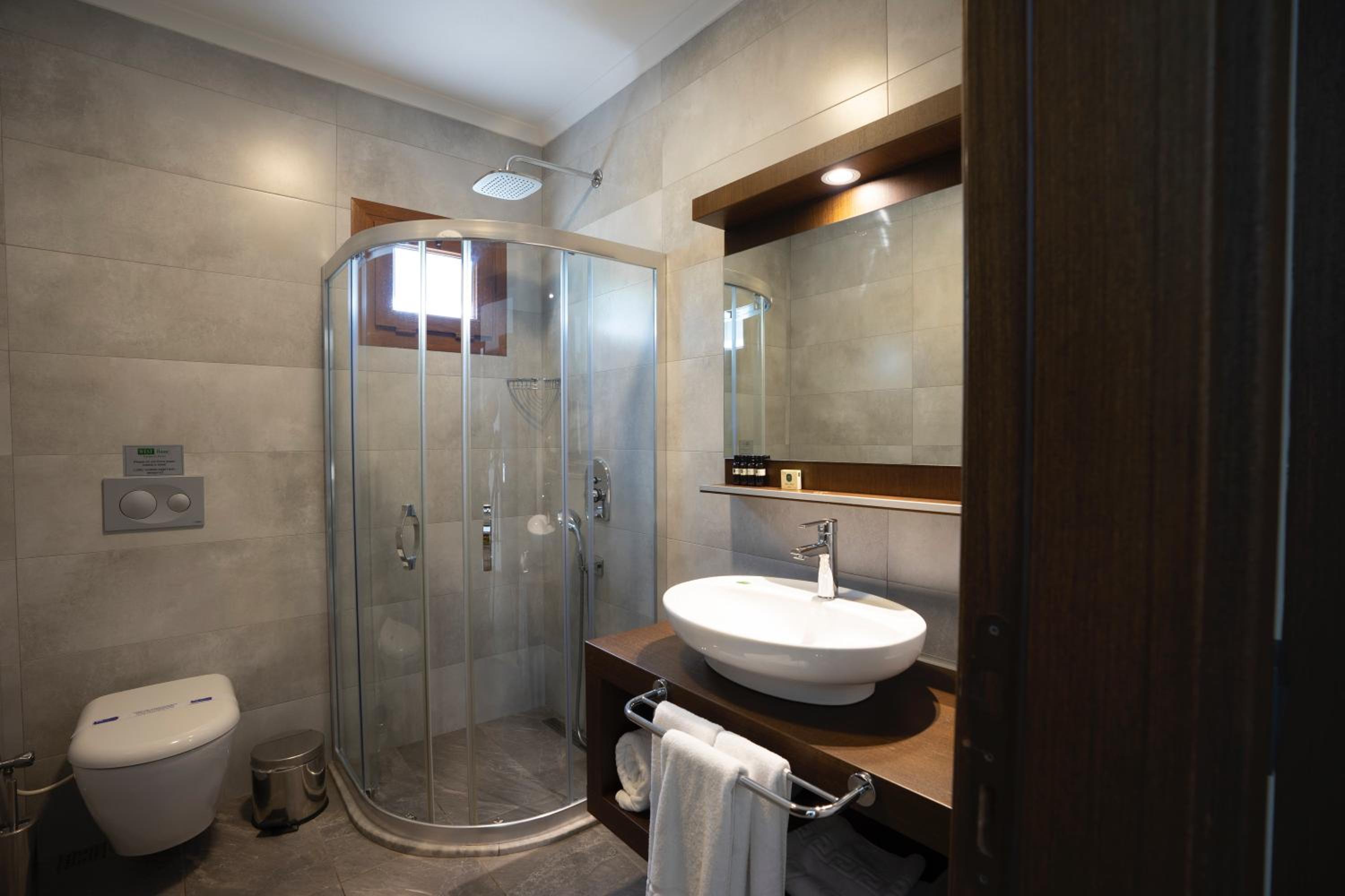 Deluxe Double Room with Balcony - Photo 4