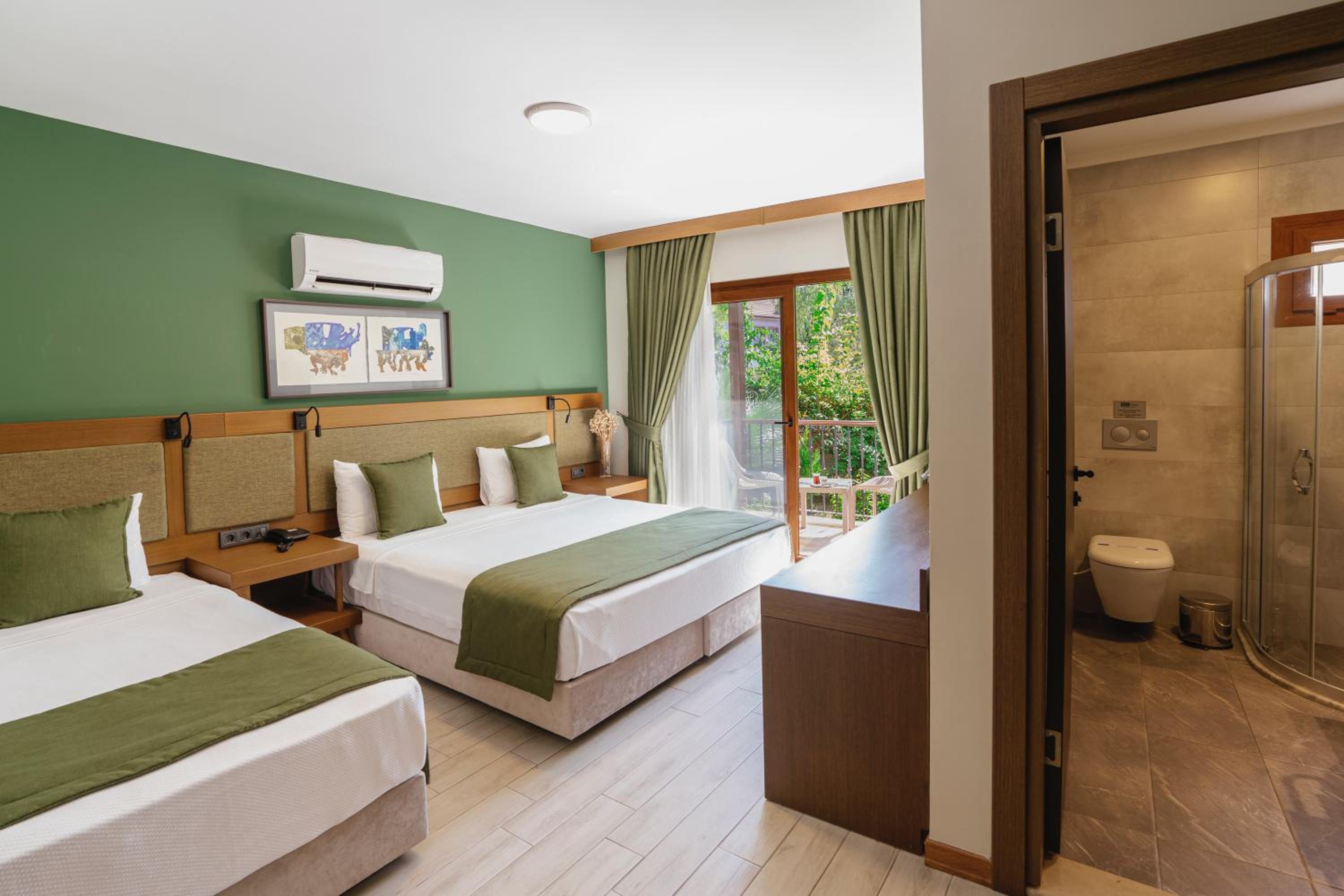 Triple Room with Balcony - Photo 2