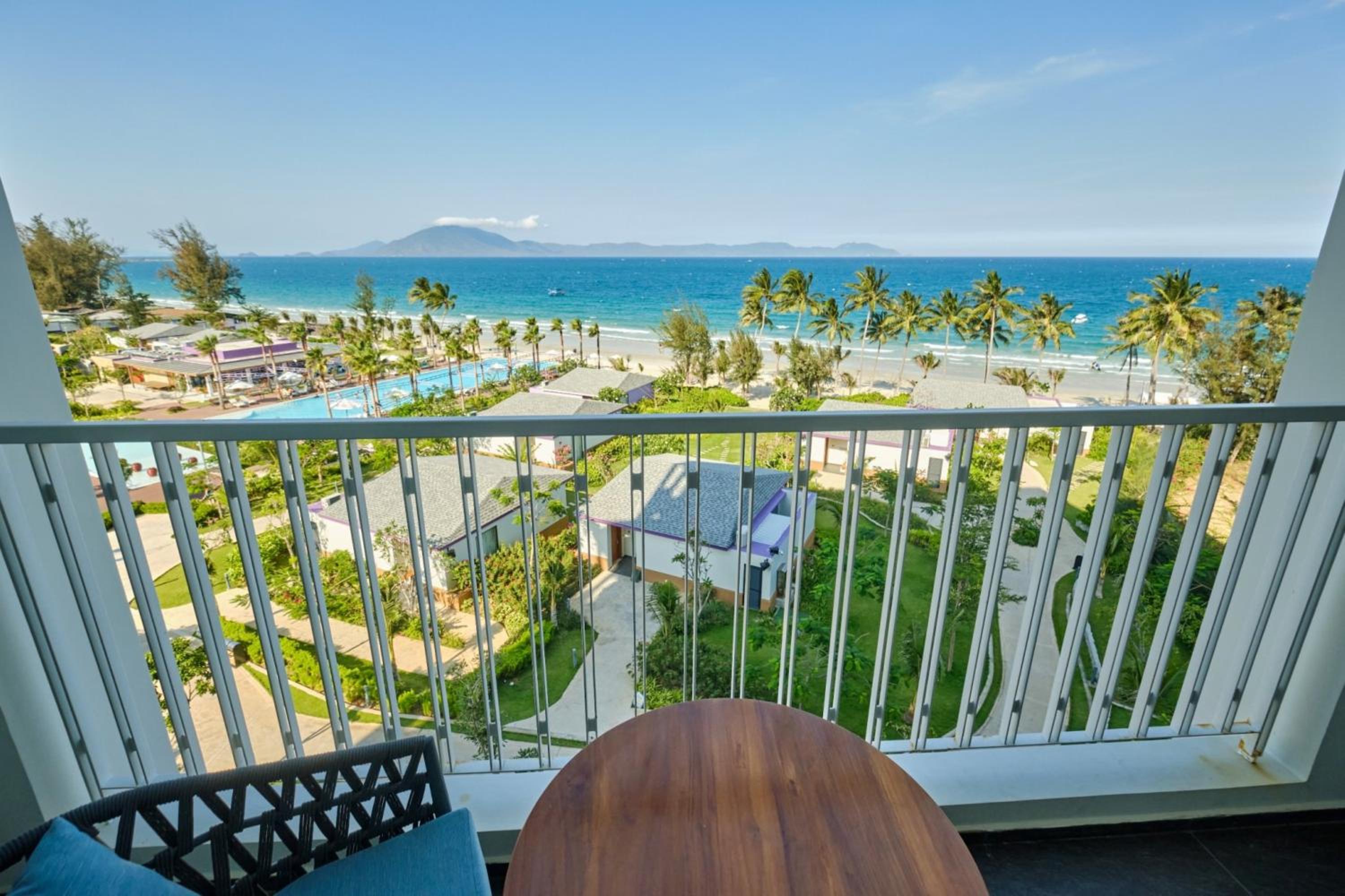 Deluxe Ocean View King with Balcony photo 3