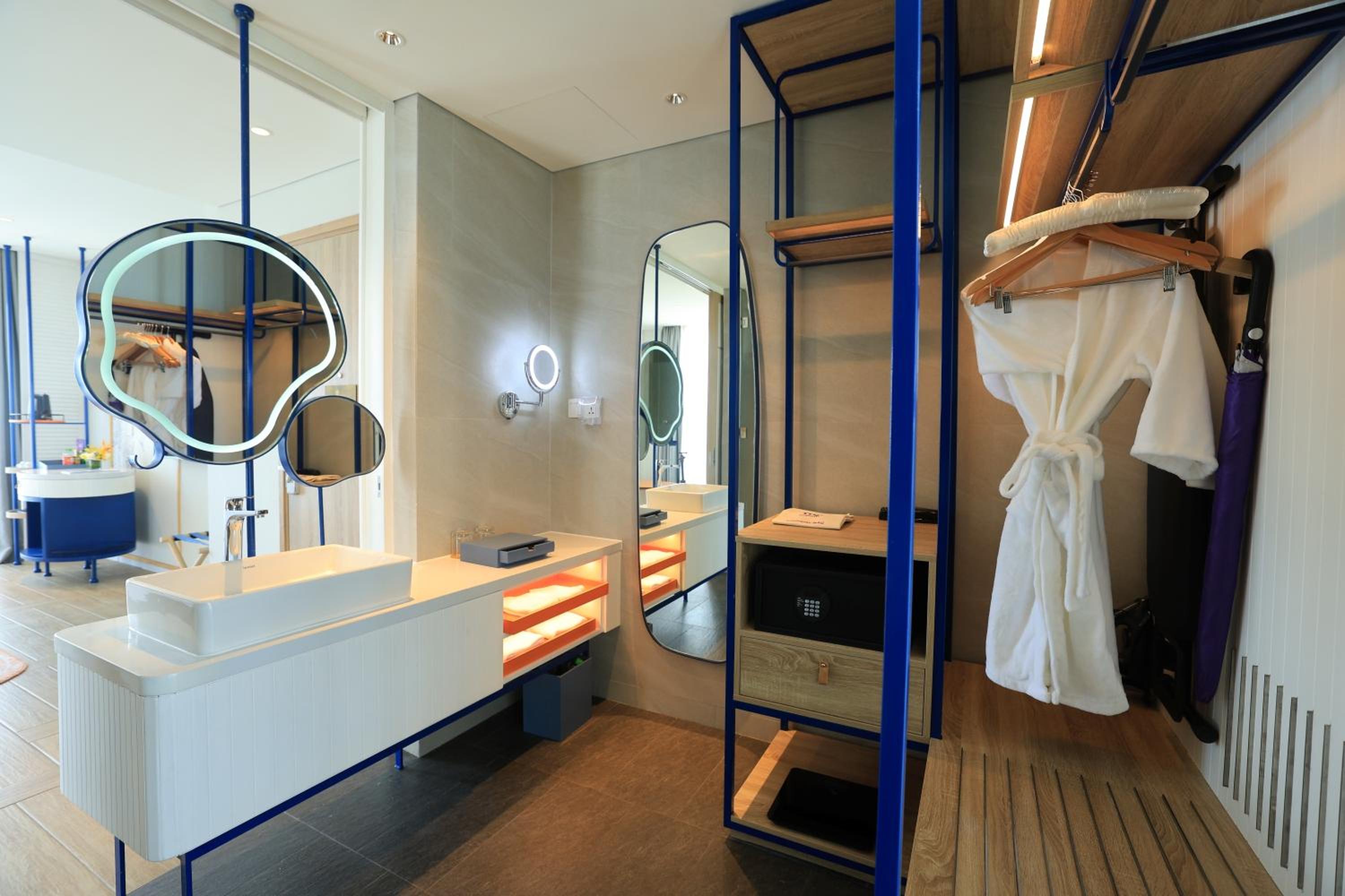 Premier Deluxe Ocean View with Balcony photo 2
