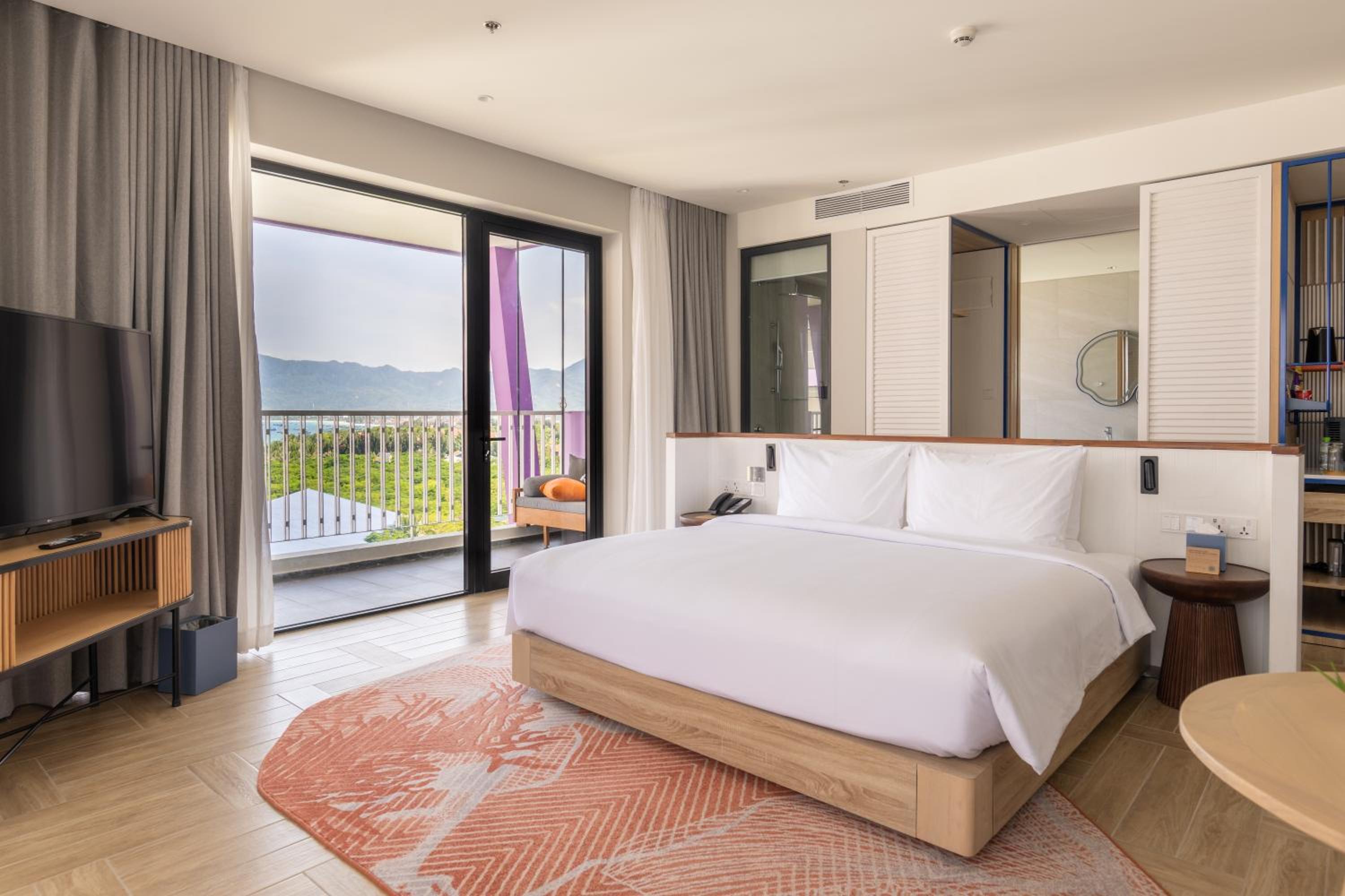 Panoramic Deluxe Ocean View with Balcony photo 3