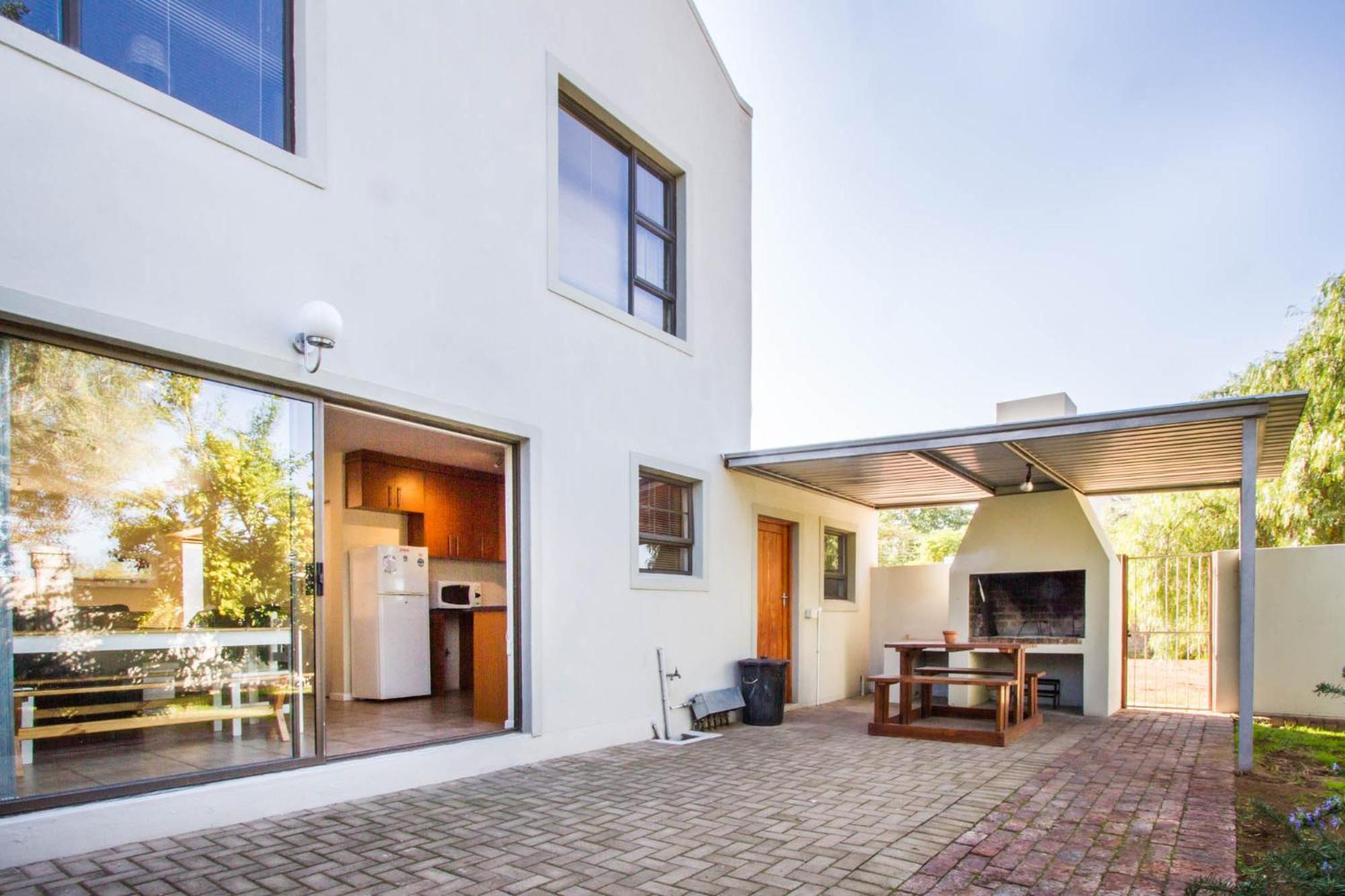 Three Bedroom House - Photo 3