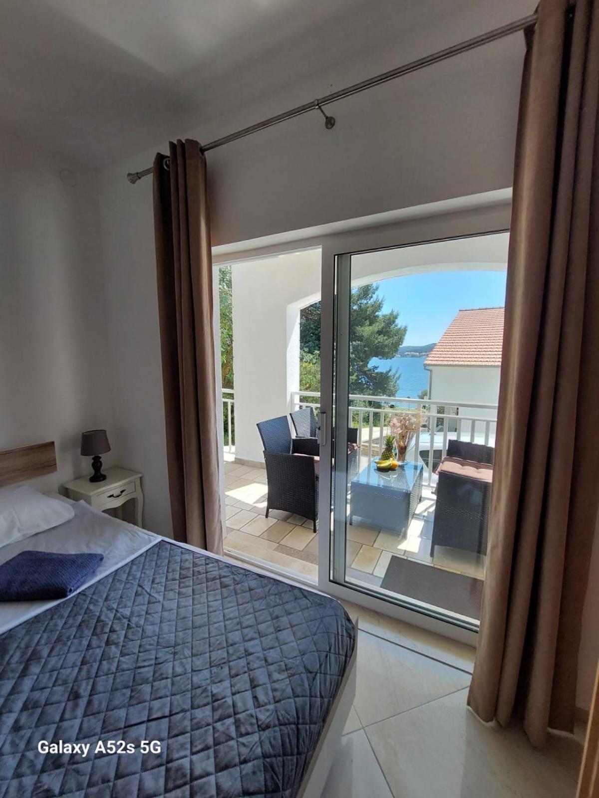 One-Bedroom Apartment with Sea View photo 2