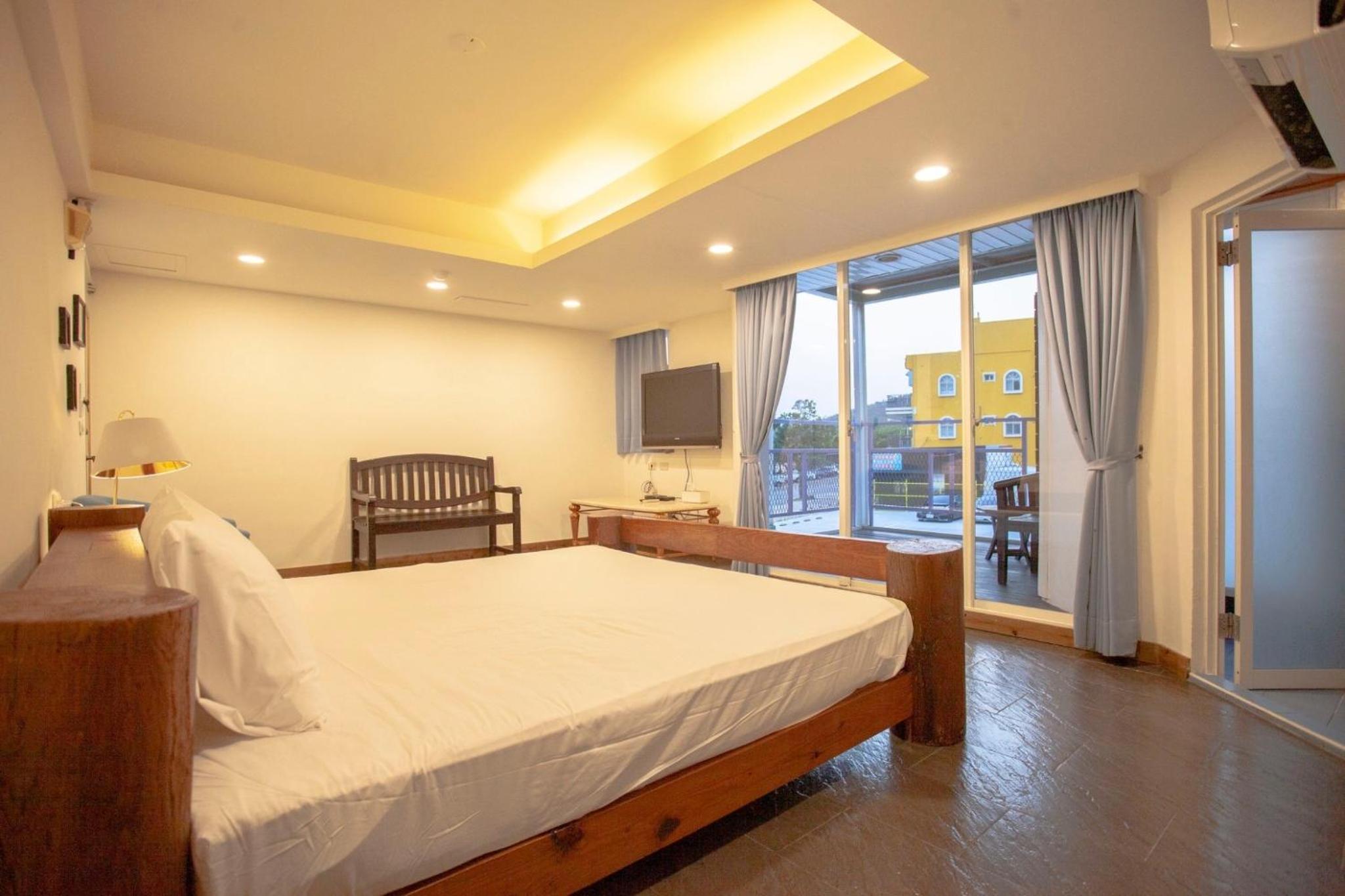 Deluxe Double Room With Side Sea View