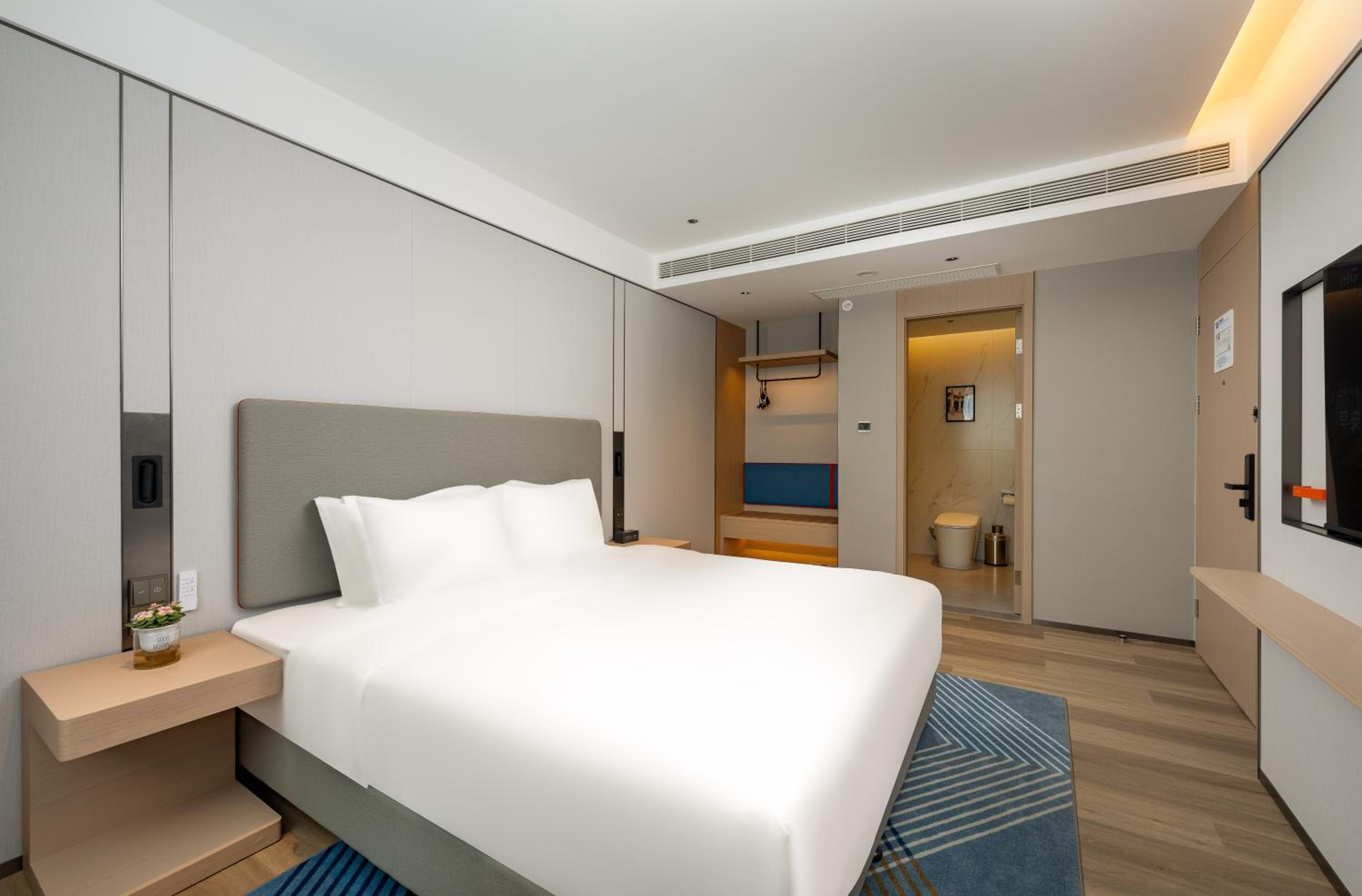 Standard King Room - Accessible photo 3
