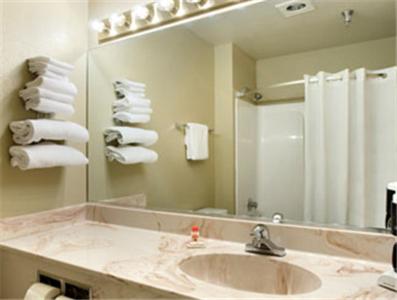 Double Room with Two Double Beds - Smoking - Photo 2