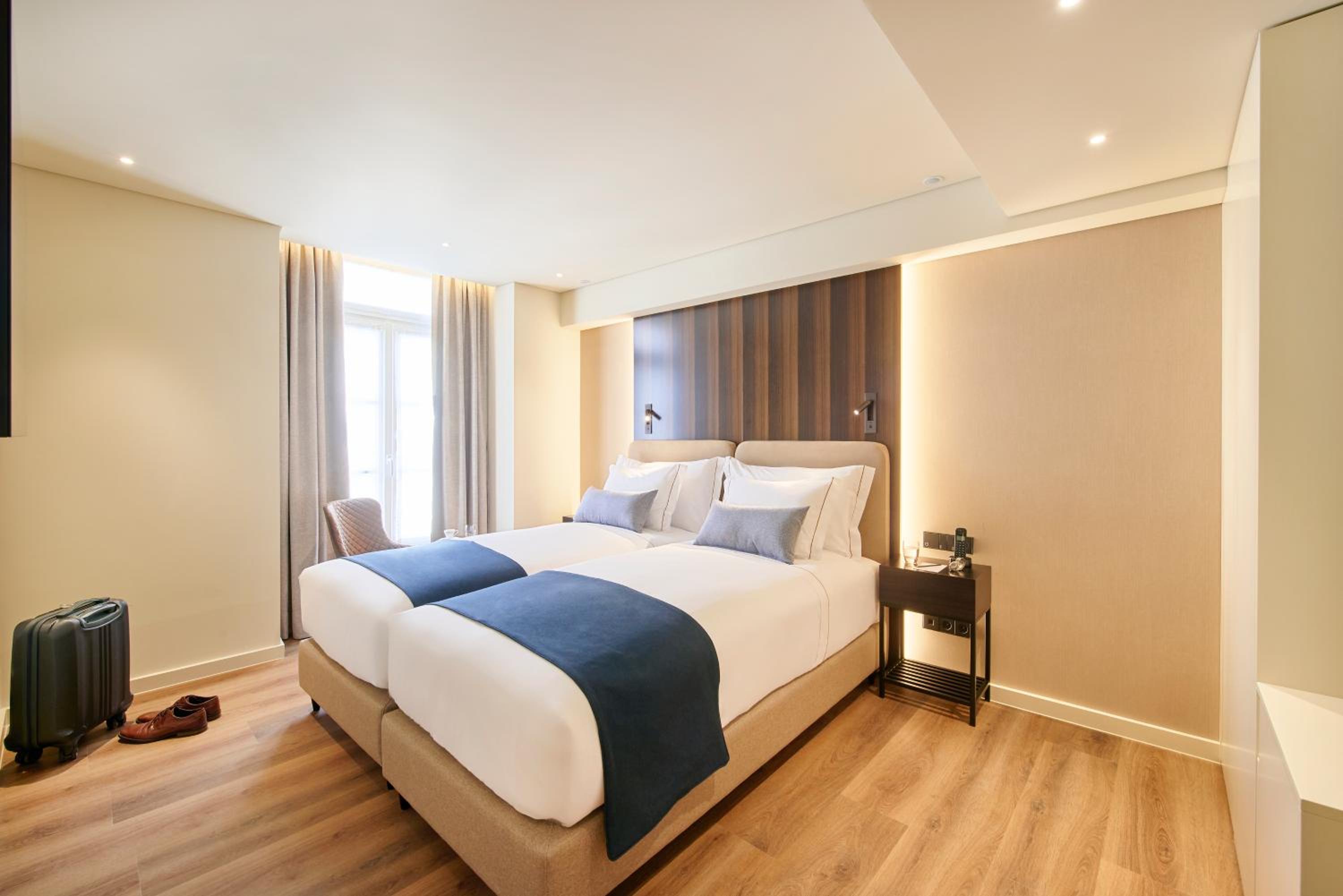 Double or Twin Room with City View - Photo 2