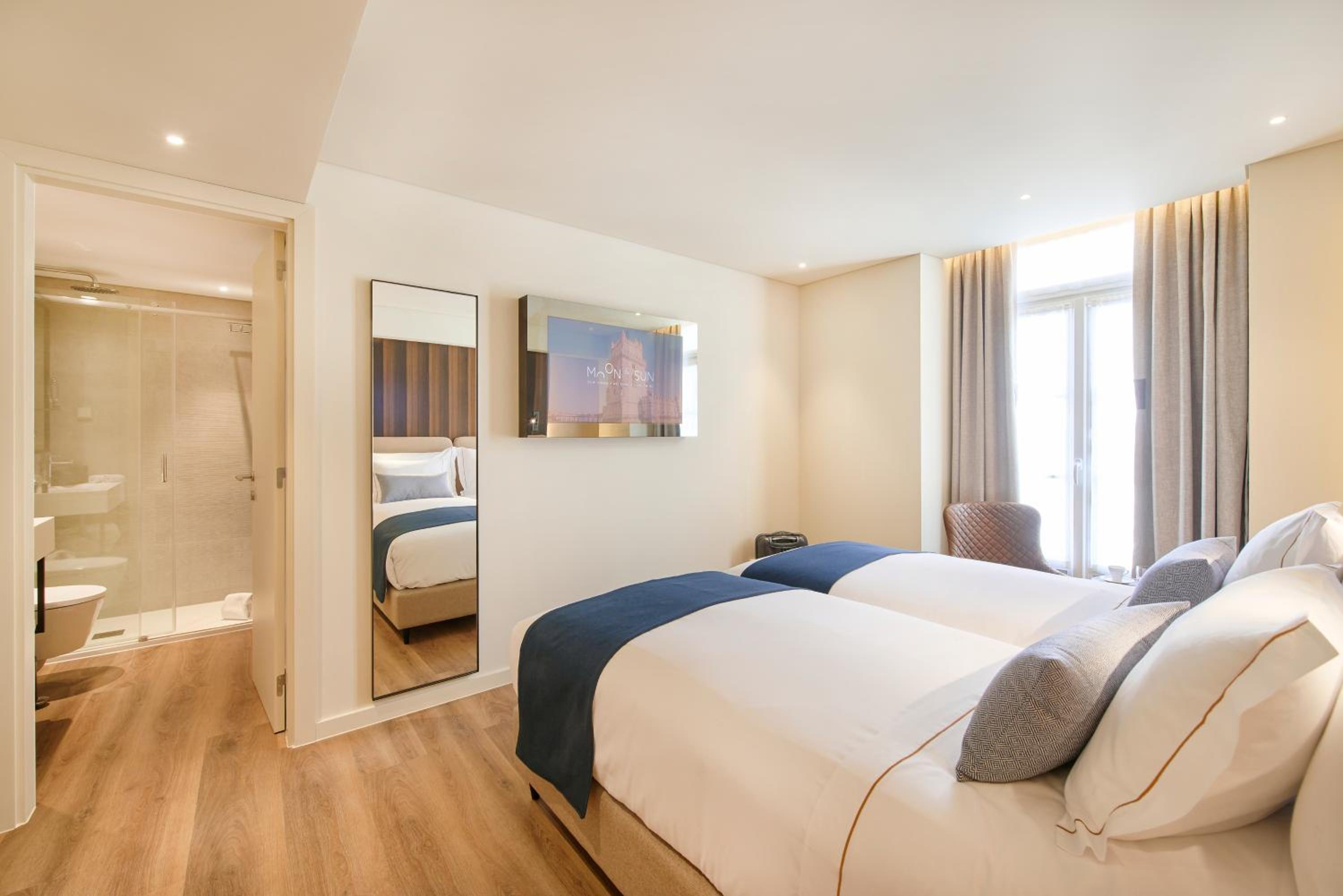Double or Twin Room with Balcony and City View - Photo 3